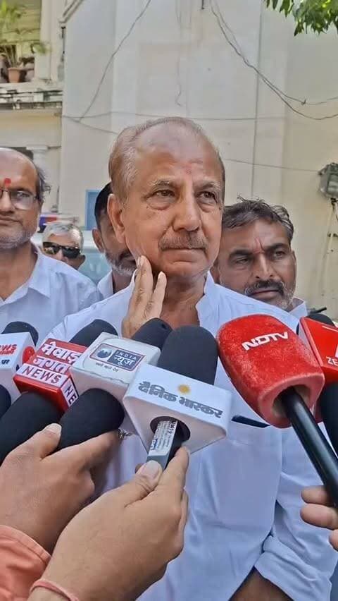 जिला प्रमुख के प्रबल दावेदार चंद्रगुप्त सिंह चौहान ने भरा नामांकन, किसानों व जल स्रोतों का विकास मुख्य प्राथमिकता
जिला परिषद वार्ड 40 से सदस्य पद के लिए भाजपा देहात के पूर्व अध्यक्ष चंद्रगुप्त सिंह चौहान ने अपना नामांकन दाखिल किया। उन्हें आगामी जिला प्रमुख पद के सबसे प्रबल दावेदारों में माना जा रहा है।
नामांकन के बाद चौहान ने कहा कि क्षेत्र में जल स्रोतों की समस्या गंभीर है। उनका मुख्य लक्ष्य किसानों की जरूरतों को ध्यान में रखकर ठोस योजना बनाना और उसे धरातल पर उतारना रहेगा। उनके चुनावी मैदान में उतरने से सियासी सरगर्मियां तेज हो गई हैं।
#udaupur #trendingudaipur
