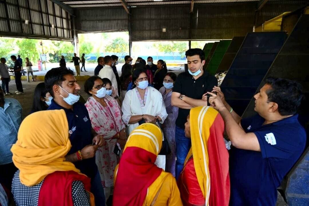 इंदौर की तर्ज पर बदलेगी शहर की सफाई व्यवस्था - सुमन बहमनी
इंदौर के स्वच्छता मॉडल से यमुनानगर में सुधार की तैयारी
मेयर सुमन बहमनी, निगम आयुक्त महाबीर प्रसाद समेत 35 सदस्यीय प्रतिनिधिमंडल लौटा
यमुनानगर। (राष्ट्रीय कदम) ब्यूरो: इंदौर की स्वच्छता व्यवस्था का अध्ययन कर मेयर सुमन बहमनी, नगर निगम आयुक्त महाबीर प्रसाद, सहायक अभियंता सुरेंद्र दहिया और मुख्य सफाई निरीक्षक विनोद बेनीवाल सहित 35 सदस्यीय प्रतिनिधिमंडल लौट आया है। अब इंदौर में अपनाए जा रहे सफाई प्रबंधन के तरीकों को यमुनानगर-जगाधरी में लागू करने की संभावनाएं तलाशी जाएंगी।
कुरुक्षेत्र लोकसभा क्षेत्र के सांसद नवीन जिंदल के नेतृत्व में सेवा संकल्प अभियान के तहत गए प्रतिनिधिमंडल में कुरुक्षेत्र, कैथल और रादौर क्षेत्र के जनप्रतिनिधि व विभिन्न नगर निकायों के प्रतिनिधि शामिल थे। दौरे का उद्देश्य इंदौर की स्वच्छता व्यवस्था, कचरा प्रबंधन और नागरिकों की भागीदारी से जुड़े प्रभावी तरीकों को समझना था।
प्रतिनिधिमंडल ने इंदौर दौरे के दौरान कचरे के संग्रहण एवं निस्तारण, स्वच्छता के प्रति जनजागरूकता, सफाई व्यवस्था की निगरानी और सीवरेज ट्रीटमेंट प्लांट सहित विभिन्न व्यवस्थाओं का अध्ययन किया। साथ ही यह समझने का प्रयास किया गया कि प्रशासनिक प्रयासों के साथ आम लोगों की भागीदारी से स्वच्छता अभियान को किस तरह प्रभावी बनाया जा सकता है।
दौरे से मिली जानकारी के आधार पर नगर निगम यमुनानगर-जगाधरी में सफाई व्यवस्था को बेहतर बनाने के उपायों पर विचार करेगा। स्थानीय जरूरतों के अनुरूप कचरे के पृथक्करण, नियमित निगरानी, वैज्ञानिक निस्तारण और नागरिकों की भागीदारी बढ़ाने जैसे पहलुओं पर ध्यान दिया जा सकता है।
इंदौर के अनुभवों को स्थानीय स्तर पर अपनाने से शहर की सफाई व्यवस्था को अधिक प्रभावी बनाने में मदद मिल सकती है। हालांकि, इन तरीकों को लागू करने के लिए नगर निगम को शहर की मौजूदा व्यवस्थाओं और जरूरतों के अनुसार योजना तैयार करनी होगी।