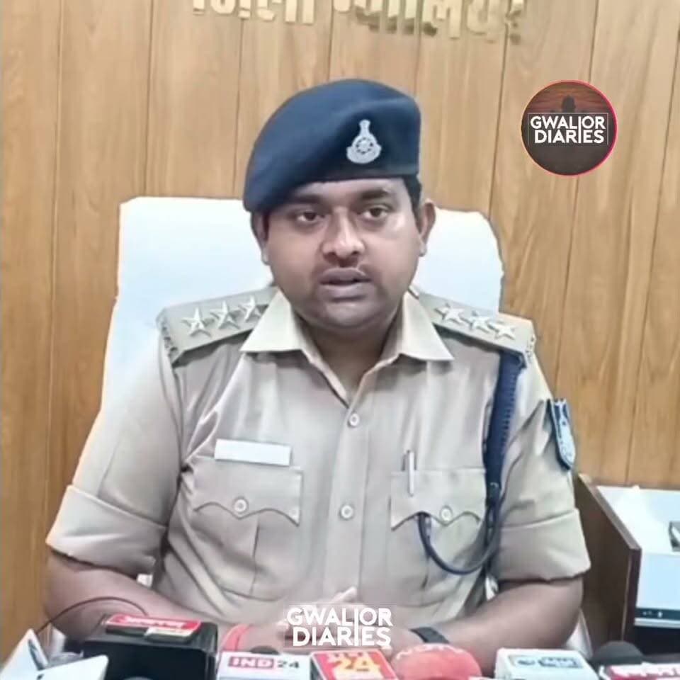ऐप पर दोस्ती, होटल में बंधक बनाकर लूट: निर्वस्त्र वीडियो से ब्लैकमेल कर ऐंठे ₹1.38 लाख, 2 आरोपी गिरफ्तार...
ग्वालियर में डेटिंग ऐप के जरिए युवक को होटल में बुलाकर बंधक बनाने, मारपीट करने और अश्लील वीडियो से ब्लैकमेल करने का सनसनीखेज मामला सामने आया है। माधौगंज निवासी 28 वर्षीय नितिन की शिकायत के मुताबिक, 8 अक्टूबर को ग्रिंडर ऐप पर ‘हरियाणा’ नाम की आईडी से उसकी बातचीत हुई थी। इसके बाद उसे सिटी सेंटर के होटल गोल्डन लीफ में बुलाया गया, जहां कथित तौर पर चार अन्य साथियों के साथ मिलकर आरोपियों ने उसे बंधक बनाया, पीटा और खुद को क्राइम ब्रांच का अधिकारी बताकर जेल भेजने की धमकी दी। आरोप है कि युवक का निर्वस्त्र वीडियो बनाकर उससे नकदी, ATM और ऑनलाइन ट्रांजैक्शन के जरिए करीब ₹1.38 लाख वसूले गए, जबकि वीडियो वायरल करने की धमकी देकर 70 हजार रुपये और मांगे गए। पुलिस ने मुरैना निवासी हरिभान उर्फ करुआ गुर्जर और सोनू गुर्जर को गिरफ्तार किया है। पुलिस के अनुसार, दोनों हाल ही में जमानत पर बाहर आए थे और वारदात में शामिल तीन अन्य आरोपियों की तलाश जारी है।