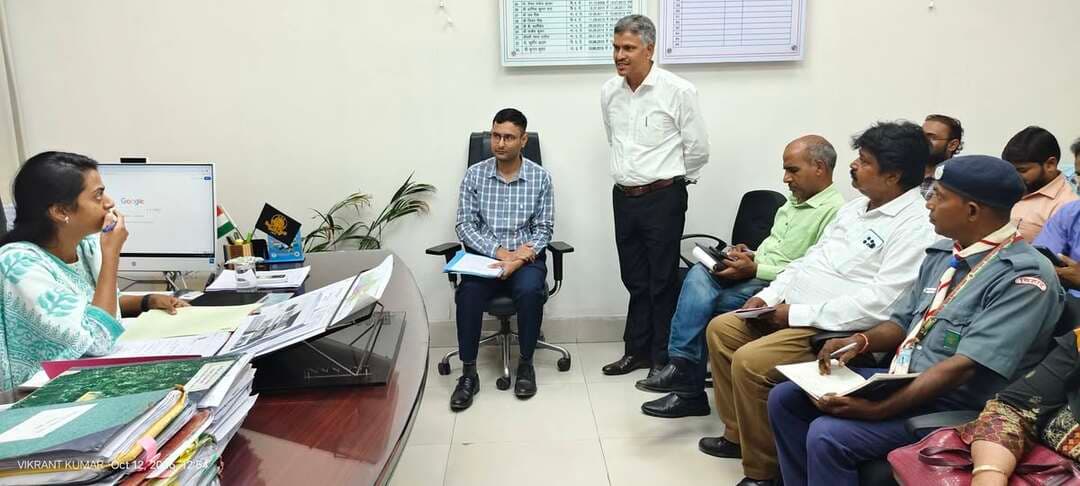 प्रेस विज्ञप्ति
नालंदा। दिनांक: 12 अक्टूबर 2026 जिला जन संपर्क कार्यालय, नालंदा।
................................................
मेरा युवा भारत, नालंदा की जिला सलाहकार समिति की त्रैमासिक बैठक सम्पन्न
नशामुक्ति अभियान, युवा सहभागिता एवं विकसित भारत क्विज के प्रचार-प्रसार को लेकर उप विकास आयुक्त ने दिए निर्देश
बिहारशरीफ, नालंदा, 12 अक्टूबर 2026: सुश्री सारा अशरफ, उप विकास आयुक्त, नालंदा की अध्यक्षता में मेरा युवा भारत, नालंदा के तत्वावधान में जिला सलाहकार समिति की त्रैमासिक बैठक आयोजित की गई।
बैठक में समिति के सदस्यों के साथ विभिन्न विभागों के पदाधिकारियों एवं प्रतिनिधियों ने भाग लिया।
बैठक में पिछली बैठक की कार्यवाही की पुष्टि के उपरांत विगत तिमाही में संचालित गतिविधियों की समीक्षा की गई तथा आगामी कार्यक्रमों की रूपरेखा पर विस्तृत चर्चा हुई।
*नशामुक्ति कार्यक्रमों के प्रभावी क्रियान्वयन पर जोर*
बैठक में नशामुक्ति कार्यक्रमों के आयोजन एवं प्रभावी क्रियान्वयन पर विशेष चर्चा की गई। इस दौरान विद्यालयों, महाविद्यालयों, युवा क्लबों तथा स्वयंसेवकों की सक्रिय भागीदारी सुनिश्चित करने और संबंधित विभागों के बीच बेहतर समन्वय स्थापित करने पर बल दिया गया। निर्देश दिया कि सभी संबंधित विभाग आपसी समन्वय के साथ कार्य करें, ताकि नशामुक्ति अभियान को प्रभावी बनाया जा सके और इसका लाभ अधिकाधिक युवाओं तक पहुंचे।
विकसित भारत क्विज के संबंध में जानकारी दी गई कि VBYLD के चैलेंज ट्रैक के प्रथम चरण की क्विज प्रतियोगिता में नालंदा जिले के लिए निर्धारित 36,655 सहभागिताओं के लक्ष्य के विरुद्ध कुल 41,329 सहभागिताएं दर्ज की गईं। यह निर्धारित लक्ष्य का 112 प्रतिशत है। इस उपलब्धि के साथ नालंदा पूरे बिहार में तीसरे स्थान पर रहा।
वहीं, निबंध चरण के लिए चयनित 1,000 युवाओं में से अब तक 45 युवाओं द्वारा निबंध जमा किए जाने की जानकारी दी गई। इस चरण में युवाओं की सहभागिता बढ़ाने के लिए आवश्यक उपायों पर चर्चा की गई।
उन्होंने प्रचार-प्रसार को अधिक प्रभावी बनाने के लिए क्यूआर कोड का व्यापक उपयोग करने तथा युवाओं के बीच लोकप्रिय माइक्रो-इन्फ्लुएंसर्स को अभियान से जोड़ने का निर्देश दिया।
उन्होंने VBYLD के सांस्कृतिक ट्रैक का व्यापक प्रचार-प्रसार करने तथा शैक्षणिक संस्थानों के माध्यम से अधिकाधिक युवाओं की सहभागिता सुनिश्चित करने पर भी जोर दिया।
मेरा भारत पोर्टल पर पंजीकरण बढ़ाने के निर्देश
मेरा भारत पोर्टल पर युवाओं के पंजीकरण की समीक्षा के दौरान बताया गया कि पिछली तिमाही में लगभग 1,600 नए पंजीकरण किए गए हैं। वहीं, एनएसएस, एनसीसी तथा भारत स्काउट्स एंड गाइड्स के माध्यम से अब तक लगभग 3,628 पंजीकरण दर्ज किए जा चुके हैं।
एनसीसी एवं एनएसएस इकाइयों से पंजीकरण अभियान तथा युवा गतिविधियों में सक्रिय भूमिका निभाने का आग्रह किया। बैठक में महिला युवाओं के पंजीकरण को बढ़ावा देने, मेरा भारत चैप्टर के गठन की प्रक्रिया को आगे बढ़ाने, इच्छुक शैक्षणिक संस्थानों एवं युवा समूहों की पहचान करने तथा उनकी जिम्मेदारियां निर्धारित करने पर भी विचार-विमर्श किया गया।
आगामी कार्यक्रमों की तैयारियों की समीक्षा करते हुए बताया गया कि 28 एवं 29 अक्टूबर 2026 को जिला युवा महोत्सव के अंतर्गत इनोवेशन चैलेंज एवं सांस्कृतिक ट्रैक की जिला स्तरीय प्रतियोगिताएं आयोजित की जाएंगी।
Samrat Choudhary
CMO Bihar
Information & Public Relations Department, Government of Bihar
Press Information Bureau - PIB, Government of India