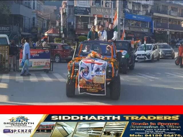 ढोल-नगाड़ों की गूंज, पटाखों की आतिशबाजी और फूलों की बारिश
गोल्ड मेडलिस्ट भावना ठाकुर का मंडी में भव्य स्वागत
स्टेज पर पहुंचते ही मां को पहनाया अपना स्वर्ण पदक