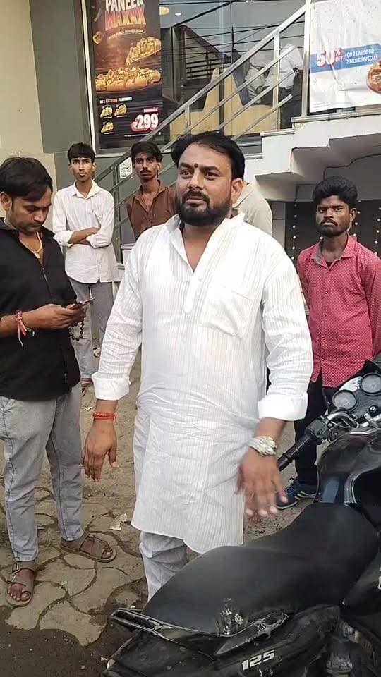 नवरात्रि के दौरान फतेहपुर के डोमिनोज आउटलेट पर नॉनवेज ऑर्डर को लेकर विवाद, हिंदू संगठनों का प्रदर्शन
सूचना पर पुलिस और खाद्य सुरक्षा विभाग मौके पर पहुंचा, जांच जारी
जांच पूरी होने तक किसी निष्कर्ष पर न पहुंचने की प्रशासन की अपील
फतेहपुर। नवरात्रि के दूसरे दिन फतेहपुर शहर के तामेश्वर नगर स्थित एक डोमिनोज आउटलेट पर कथित रूप से नॉनवेज ऑर्डर किए जाने की सूचना के बाद हिंदू संगठनों के कार्यकर्ताओं ने विरोध प्रदर्शन किया। सूचना मिलते ही पुलिस एवं खाद्य सुरक्षा विभाग की टीम मौके पर पहुंची और पूरे मामले की जांच शुरू कर दी। खबर लिखे जाने तक संबंधित विभागों द्वारा नॉनवेज मिलने या किसी नियम के उल्लंघन की आधिकारिक पुष्टि नहीं की गई थी।
मिली जानकारी के अनुसार, हिंदू संगठनों के कार्यकर्ताओं का कहना है कि नवरात्रि सहित प्रमुख हिंदू पर्वों के दौरान धार्मिक भावनाओं का सम्मान किया जाना चाहिए। कार्यकर्ताओं का आरोप है कि पूर्व में भी शिवरात्रि एवं नवरात्रि जैसे पर्वों के दौरान इस प्रकार की शिकायतें सामने आती रही हैं। इसी कारण संगठन के सदस्य संबंधित प्रतिष्ठान की गतिविधियों पर नजर बनाए हुए थे।
रविवार को कथित सूचना मिलने के बाद बड़ी संख्या में कार्यकर्ता डोमिनोज आउटलेट पहुंचे और विरोध दर्ज कराया। मौके पर कुछ समय के लिए तनावपूर्ण स्थिति बनी रही, जिसके बाद पुलिस ने पहुंचकर स्थिति को नियंत्रित किया। इसके साथ ही खाद्य सुरक्षा विभाग के अधिकारियों ने भी मौके पर पहुंचकर जांच-पड़ताल शुरू की।
प्रशासनिक सूत्रों के अनुसार, जांच के दौरान उपलब्ध खाद्य सामग्री, अभिलेखों तथा अन्य तथ्यों का परीक्षण किया जा रहा है। यदि जांच में किसी प्रकार की अनियमितता या नियमों के उल्लंघन की पुष्टि होती है तो संबंधित कानूनों के तहत आवश्यक कार्रवाई की जाएगी। वहीं यदि आरोप निराधार पाए जाते हैं तो उसी अनुरूप तथ्य सार्वजनिक किए जाएंगे।
फिलहाल प्रशासन ने स्पष्ट किया है कि जांच पूरी होने से पहले किसी भी प्रकार के निष्कर्ष पर पहुंचना उचित नहीं होगा। पुलिस एवं खाद्य सुरक्षा विभाग पूरे मामले की निष्पक्ष जांच कर रहे हैं और आधिकारिक रिपोर्ट आने के बाद ही स्थिति पूरी तरह स्पष्ट होगी।
नवरात्रि जैसे धार्मिक अवसरों पर यह मामला सोशल मीडिया पर भी चर्चा का विषय बना हुआ है। हालांकि प्रशासन ने लोगों से अपील की है कि अपुष्ट सूचनाओं पर विश्वास न करें और केवल आधिकारिक जानकारी को ही सही मानें।
एनडी न्यूज़ की अपील:
धार्मिक आस्था से जुड़े किसी भी मामले में संयम, शांति और कानून का पालन सर्वोपरि है। किसी भी सूचना को बिना पुष्टि के सोशल मीडिया पर साझा करने से बचें। यदि किसी प्रतिष्ठान के संबंध में शिकायत है तो संबंधित विभाग को सूचित करें, ताकि निष्पक्ष जांच के आधार पर उचित कार्रवाई सुनिश्चित की जा सके। प्रशासन से अपेक्षा है कि जांच पारदर्शी, निष्पक्ष और समयबद्ध तरीके से पूरी कर वास्तविक तथ्य जनता के सामने लाए जाएं।
#NDNews #दैनिक_निष्पक्ष_धारा #Fatehpur #Navratri #FoodSafety #FatehpurPolice #Dominos #UPPolice #FoodSafetyDepartment #NidhiGuptaVats #AbhimanyuMangalik #LawAndOrder #UttarPradesh
👇👇
@dgpup
@RSSorg
@UPGovt
@wpl1090
@RSSgeet
@Uppolice
@MIB_India
@PMOIndia
@HMOIndia
@abmanglik
@VHPDigital
@igrangealld
@myogioffice
@InfoDeptUP
@dmfatehpur
@sdmsadarftp
@CMOfficeUP
@CMOUP_RC
@UPPRD1948
@ChiefSecyUP
@ChiefSecyUP
@MahantYogiG
@FatehpurSdm
@fatehpurpolice
@BajrangDalOrg
@rashtrapatibhvn
@UPMahilaKalyan
@112UttarPradesh
@myogiadityanath
@CommissionerPrg
@ADGZonPrayagraj
@fssaiindia
@UPFoodSafety
👇👇👇
🟥 ND NEWS | दैनिक निष्पक्ष धारा
मुख्य संपादक / संस्थापक: राजन सिंह हाड़ा
सह-संपादक: शालिनी सिंह भदौरिया
✒️ रिपोर्ट: फतेहपुर जिला ब्यूरो
📍 कार्यालय-3: U158, हीरा स्वीट्स के पास, विकास मार्ग, लक्ष्मी नगर, पूर्वी दिल्ली, पिन कोड – 110092 (NCR)
📍 कार्यालय-2: विधानसभा रोड, बर्लिंगटन चौराहा, लखनऊ (226001) (UP)
📍 कार्यालय-1: 1/1 अटल बिहारी चौराहा, नियर बर्मा चौराहा, फतेहपुर (212601) (UP)
📅 दिनांक: 12 अक्टूबर 2026
📆 दिन: सोमवार
📧 Email: ndnewschannel@gmail.com
📞 मोबाइल: 9696119696
