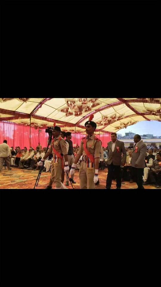 वरिष्ठ समाजसेवी सबके चाहते "बशीर मामू" का 75 वर्ष की आयु में निधन
बशीर खान मैनेजर साहब: समाजसेवा और इंसानियत की मिसाल
सोहागपुर के प्रसिद्ध समाजसेवी बशीर खान मैनेजर साहब का 10 अक्टूबर 2026, शनिवार को सुबह करीब 11 बजे भोपाल के जेके हॉस्पिटल में उपचार के दौरान 75 वर्ष की आयु में निधन हो गया। उनके निधन की खबर से सोहागपुर सहित आसपास के क्षेत्र में शोक की लहर दौड़ गई। परिजन उनके पार्थिव शरीर को गृह नगर सोहागपुर लेकर पहुंचे, जहां ईशा की नमाज के बाद बड़ी कब्रिस्तान में उन्हें सुपुर्द-ए-खाक किया गया। उनकी अंतिम यात्रा में बड़ी संख्या में लोग शामिल हुए और मगफिरत के लिए दुआ की। अंतिम यात्रा में उमड़ी भीड़ उनके प्रति लोगों के प्रेम, सम्मान और आत्मीय जुड़ाव को दर्शा रही थी। लोगों के बीच ‘बशीर मामू’ के नाम से मशहूर उनका जाना क्षेत्र के लिए एक अपूरणीय क्षति है।
बच्चों की शादी से लेकर शिक्षा तक, जरूरतमंदों के बने सहारा
बशीर खान मैनेजर साहब की पहचान एक ऐसे समाजसेवी के रूप में रही, जो जरूरतमंदों की मदद के लिए हमेशा तत्पर रहते थे। उन्होंने कई बच्चों की शादी में आर्थिक सहयोग किया और जरूरतमंद विद्यार्थियों की शिक्षा में भी मदद की। उनके पास अपनी परेशानी लेकर आने वाला कोई व्यक्ति निराश नहीं लौटता था। इसी सेवाभावी स्वभाव के कारण लोग उन्हें प्यार से ‘बशीर मामू’ कहते थे। उन्होंने अपने भाइयों और भतीजों को भी हमेशा साथ लेकर चले और शादी-विवाह, शिक्षा, बीमारी सहित पारिवारिक परेशानियों में आर्थिक सहयोग किया।
आबकारी विभाग में 40 वर्ष से अधिक की सेवा, सादगी रही पहचान
बशीर मामू ने आबकारी विभाग में 40 वर्ष से अधिक समय तक मैनेजर के रूप में सेवाएं दीं। लंबे सेवाकाल के दौरान उन्होंने अधिकारियों और कर्मचारियों के बीच सम्मान हासिल किया। आबकारी विभाग में कार्य करने के बावजूद उन्होंने कभी शराब का सेवन नहीं किया। सरकारी सेवा के साथ-साथ वे सामाजिक गतिविधियों में भी सक्रिय रहे। पद और प्रतिष्ठा के बावजूद उनकी सादगी बरकरार रही और वे आम लोगों के बीच सहजता से मिलते-जुलते थे।
पंडित जवाहरलाल नेहरू महाविद्यालय में नागरिक सम्मान से नवाजे गए
समाज के प्रति उनके योगदान को देखते हुए पंडित जवाहरलाल नेहरू महाविद्यालय में आयोजित अलंकरण समारोह में बशीर मामू को नागरिक सम्मान से सम्मानित किया गया। जरूरतमंद परिवारों की सहायता, बच्चों की शिक्षा में सहयोग और सामाजिक गतिविधियों में उनकी सक्रिय भागीदारी उनके व्यक्तित्व की विशेषताएं रहीं। यह सम्मान क्षेत्र में उनके योगदान और लोगों के बीच उनकी प्रतिष्ठा को दर्शाता है।
फरीद बाबा के उर्स में मशहूर कव्वालों को करते थे आमंत्रित
पलकमति नदी के किनारे स्थित फरीद बाबा की मजार से बशीर मामू का विशेष लगाव था। वे यहां आयोजित उर्स के बड़े कार्यक्रमों में सक्रिय भूमिका निभाते और देश के मशहूर कव्वालों को आमंत्रित करते थे। प्रसिद्ध कव्वाल हाजी असलम साबरी को उन्होंने दो बार सोहागपुर बुलाया था। उस दौर में उनकी विश्वविख्यात कव्वाली ‘मोहम्मद के शहर में’ काफी चर्चित थी। इन आयोजनों की चर्चा होशंगाबाद सहित आसपास के जिलों तक होती थी। धार्मिक आयोजनों के माध्यम से उन्होंने शहर की सांस्कृतिक परंपराओं को आगे बढ़ाने में भी योगदान दिया।
वक्फ कायमखानी मस्जिद में 20 वर्ष से अधिक समय तक निभाई जिम्मेदारी
गांधी वार्ड स्थित वक्फ कायमखानी मस्जिद में बशीर मामू ने 20 वर्ष से अधिक समय तक निस्वार्थ भाव से अध्यक्षता की। धार्मिक और सामाजिक गतिविधियों में उनकी सक्रियता ने उन्हें समाज के बीच विशेष पहचान दिलाई। वे लोगों के सुख-दुख में शामिल होते थे और विवाह से लेकर अंत्येष्टि तक सामाजिक जिम्मेदारियों को निभाने में आगे रहते थे। उनकी सहजता और अपनत्व के कारण लोग उनसे आत्मीय संबंध महसूस करते थे।
सादगी और इंसानियत से बनाई लोगों के दिलों में जगह
बशीर मामू का जीवन समाजसेवा, पारिवारिक जिम्मेदारियों और सादगी का उदाहरण रहा। वे बिना किसी दिखावे के जरूरतमंदों की मदद करते, परिवार को साथ लेकर चलते और धार्मिक-सांस्कृतिक आयोजनों में बढ़-चढ़कर हिस्सा लेते थे। उनके निधन से समाज ने एक ऐसे व्यक्ति को खो दिया, जिसने अपने व्यवहार और कार्यों से लोगों के बीच सम्मान हासिल किया। उनकी अंतिम यात्रा में शामिल लोगों की बड़ी संख्या इस बात की गवाह बनी कि बशीर मामू के चाहने वालों और उनसे आत्मीयता रखने वालों की कमी नहीं थी। उनके द्वारा किए गए सामाजिक कार्य और लोगों के साथ निभाए गए रिश्ते लंबे समय तक उनकी यादों को जीवित रखेंगे।
#बशीर_खान_मैनेजर #बशीर_मामू