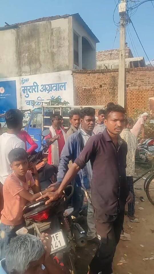 चचेरा भाई की ला*श सड़क पर कौन है कौन है जिम्मेदार हिंडालको कंपनी लगातार बॉक्साइट परिवहन कर लाखों रुपए करोड़ों रुपए कमा रही है लेकिन जब जनता की जान सड़क दुर्घटना में जाती है फिर उनकी रवैया से लोग आकर्षित हो जाते हैं