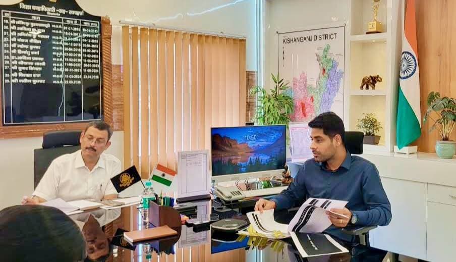 *जिला समन्वय समिति की साप्ताहिक बैठक आयोजित, लंबित मामलों के शीघ्र निष्पादन का डीएम ने दिया निर्देश*
किशनगंज जिला मुख्यालय में आज दिनांक 12 अक्टूबर 2026 को जिला पदाधिकारी नवीन कुमार की अध्यक्षता में जिला समन्वय समिति की साप्ताहिक समीक्षा बैठक संबंधित विभागों के पदाधिकारियों के साथ आयोजित की गई।
बैठक के दौरान जिला पदाधिकारी द्वारा विभिन्न विभागों से संबंधित लंबित मामलों, आवेदनों एवं पत्रों के निष्पादन की स्थिति की विभागवार समीक्षा की गई।
समीक्षा के क्रम में उन्होंने स्पष्ट निर्देश दिया कि सभी लंबित मामलों का निर्धारित समय-सीमा के भीतर निष्पादन सुनिश्चित किया जाए तथा अनावश्यक रूप से किसी भी मामले को लंबित न रखा जाए।
बैठक में विशेष रूप से सीडब्ल्यूजेसी, एमजेसी एवं नीलाम पत्रवाद से संबंधित लंबित मामलों की समीक्षा की गई। जिला पदाधिकारी ने संबंधित पदाधिकारियों को निर्देश दिया कि इन मामलों में आवश्यक कार्रवाई करते हुए लंबित पत्रों एवं वादों का शीघ्र निष्पादन सुनिश्चित करें।
इसके अतिरिक्त एसी/डीसी बिलों के यथाशीघ्र समायोजन करने , सीएम डैशबोर्ड, जिला पदाधिकारी जनता दरबार, आरटीपीएस, सीपीग्राम, पीएमओ पोर्टल तथा विधानसभा सचिवालय से प्राप्त आवेदनों एवं पत्रों की भी समीक्षा की गई।
जिला पदाधिकारी ने सभी संबंधित पदाधिकारियों को निर्देशित किया कि सभी लंबित मामलों का समयबद्ध एवं गुणवत्तापूर्ण निष्पादन सुनिश्चित करेंगे।
समीक्षा के क्रम में राजस्व, डीआरडीए, पंचायती राज, स्थापना, नजारत, निर्वाचन, विधि शाखा, आपूर्ति, सामान्य शाखा, शिक्षा, स्वास्थ्य, भू-अर्जन एवं सामाजिक सुरक्षा सहित अन्य शाखाओं एवं विभागों से संबंधित लंबित मामलों की भी समीक्षा की गई।
उन्होंने सभी संबंधित पदाधिकारियों को निर्देश दिया कि अपने-अपने विभाग/शाखा से संबंधित लंबित मामलों की नियमित रूप से समीक्षा करते हुए यथा शीघ्र निष्पादन सुनिश्चित करेंगे। उन्होंने कहा कि आम नागरिकों से संबंधित आवेदनों एवं शिकायतों के निपटारे में किसी प्रकार की शिथिलता नहीं होनी चाहिए। जनहित से जुड़े मामलों को प्राथमिकता देते हुए निर्धारित समय-सीमा भीतर कार्रवाई सुनिश्चित की जाए।
निर्देश देते हुए उन्होंने कहा कि सेवा संकल्प अभियान के तहत जिलांतर्गत सभी विद्यालयों/ सभी स्वास्थ्य केंद्रों का रंग रोगन, साफ-सफाई दिवाली पूर्व हर हाल में करना सुनिश्चित करेंगे ।
संबंधित पदाधिकारियों को निर्देश देते हुए उन्होंने कहा कि पंचायत सरकार भवन निर्माण, आंगनबाड़ी केंद्र निर्माण, एससी/ एसटी महिला छात्रावास निर्माण, पिछड़ा/ अति पिछड़ा स्कूल निर्माण /CNG ,PNG सब स्टेशन अधिष्ठापन हेतु भूमि उपलब्ध कराना सुनिश्चित करेंगे ।
निर्देश देते हुए उन्होंने कहा कि जिलांतर्गत मुख्यमंत्री वृद्धजन पेंशन योजना से आच्छादित शत प्रतिशत लाभुकों का जीवन प्रमाणीकरण शीघ्र सुनिश्चित करेंगे ।
सभी कार्यालय प्रधान को निर्देश देते हुए उन्होंने कहा कि वित्त विभाग के निर्देशानुसार अनुपयोगी बैंक खाते को हर हाल में अविलंब रूप से बंद करना सुनिश्चित करेंगे ।
जिला शिक्षा पदाधिकारी को निर्देश देते हुए उन्होंने कहा कि सभी सरकारी मदरसों में एमडीएम का नियमित संचालन हर हाल में सुनिश्चित करेंगे ।
डीपीओ आईसीडीएस को निर्देश देते हुए उन्होंने कहा कि जर्जर एवं क्षतिग्रस्त भवनों में आंगनबाड़ी केंद्रों का संचालन किसी हालत में न करें, पोषण क्षेत्रों के भवनहीन आंगनबाड़ी केंद्रों का शिफ्टिंग नजदीकी किसी भी सरकारी भवनों में सुनिश्चित करेंगे ।
इस अवसर पर उपविकास आयुक्त, अपर समाहर्ता, अपर समाहर्ता आपदा प्रबंधन ,अपर समाहर्ता विभागीय जांच , जिला पंचायती राज पदाधिकारी, विशेष कार्य पदाधिकारी गोपनीय शाखा, जिला योजना पदाधिकारी सहित संबंधित विभाग यथा शिक्षा, कृषि, स्वास्थ्य, भवन निर्माण आदि के पदाधिकारी गण उपस्थित थे । #viralreels #viralreelschallenge #viralpost #viralchallenge #newyork #videogames #vacaciones #2026Goals #makeuphack #foodreview