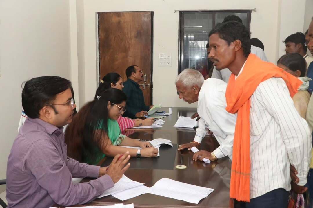 कलेक्टर श्रीमती रेना जमील ने साप्ताहिक जनदर्शन में नागरिकों की समस्याएं सुनीं। उन्होंने संबंधित अधिकारियों को आवेदनों का परीक्षण कर नियमानुसार त्वरित एवं आवश्यक कार्रवाई सुनिश्चित करने के निर्देश दिए।
#Surajpur #DistrictAdministrationSurajpur #जनदर्शन #जनसमस्या #GoodGovernance