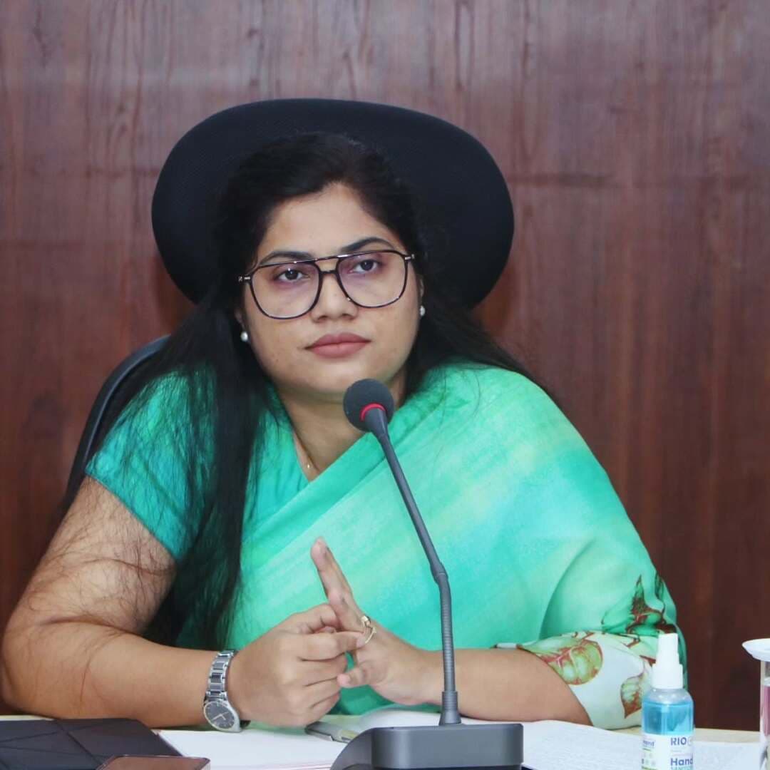 कलेक्टर श्रीमती रेना जमील ने समय-सीमा की बैठक में धान खरीदी, प्रधानमंत्री आवास, स्वास्थ्य एवं शिक्षा सहित विभिन्न विभागीय कार्यों की समीक्षा कर आवश्यक निर्देश दिए। उन्होंने विद्यालयों में शिक्षकों की नियमित उपस्थिति, गुणवत्तापूर्ण शिक्षा और लंबित जनशिकायतों का प्राथमिकता से निराकरण सुनिश्चित करने पर जोर दिया।
#Surajpur #DistrictAdministrationSurajpur #timelinemeeting #GoodGovernance
@chhattisgarhcmo @dpr.chhattisgarh @rena_jamil_ias