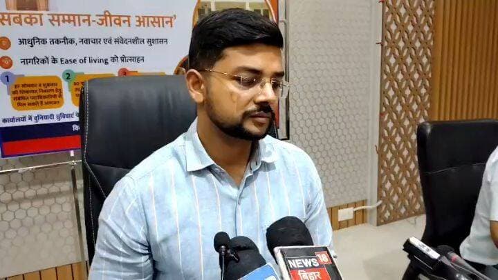 समाहरणालय पूर्णिया, जनसंपर्क कार्यालय,
प्रेस विज्ञप्ति:-1644,,,
दिनांक 12/10/2026,
==================
आमजनों की समस्याओं के त्वरित समाधान हेतु समाहरणालय में आयोजित हुआ 'सेवा-संवाद-समाधान' कार्यक्रम:-
आम नागरिकों की समस्याओं के त्वरित एवं पारदर्शी निष्पादन को लेकर जिला प्रशासन पूरी तरह प्रतिबद्ध है।
इसी क्रम में 'सेवा-संवाद-
-समाधान अनुश्रवण प्रणाली' के अंतर्गत ‘सबका सम्मान-जीवन आसान (Ease of Living)’ कार्यक्रम का आयोजन सोमवार को समाहरणालय स्थित प्रज्ञान सभागार में किया गया।
कार्यक्रम में जिला पदाधिकारी श्री अंशुल कुमार (भा०प्र०से०) द्वारा जिले के विभिन्न प्रखंडों एवं पंचायतों से पहुंचे फरियादियों की समस्याओं को पूरी गंभीरता से सुना गया और प्राप्त आवेदनों के त्वरित निष्पादन हेतु संबंधित अधिकारियों को आवश्यक दिशा-निर्देश दिया गया।
प्राप्त 36 आवेदनों पर कार्रवाई:-- जनता दरबार में कुल 36 फरियादियों ने अपनी-अपनी शिकायतें एवं समस्याएं जिला अधिकारी महोदय के समक्ष रखीं।
जिलाधिकारी द्वारा सभी आवेदनों का अवलोकन कर संबंधित विभागीय अधिकारियों को समयबद्ध कार्रवाई का निर्देश दिया गया।
प्रखंड एवं अनुमंडल स्तर पर भी सुनवाई:- जिला मुख्यालय के साथ-साथ जिले के सभी अनुमंडल, प्रखंड एवं पंचायत स्तर के पदाधिकारियों ने भी अपने-अपने कार्यालयों में उपस्थित रहकर आमजनों की समस्याएं सुनीं और उनके समाधान की दिशा में त्वरित कदम उठाए।
नियमित आयोजन:- यह कार्यक्रम प्रत्येक सप्ताह के सोमवार एवं शुक्रवार को जिला मुख्यालय सहित अनुमंडल, प्रखंड एवं पंचायत स्तर पर नियमित रूप से आयोजित किया जाता है।
सहायता एवं सूचना हेतु महत्वपूर्ण नंबर :-
जिला आपदा नियंत्रण कक्ष:-- किसी भी प्रकार की आपातकालीन सहायता या सूचना के लिए दूरभाष संख्या 06454-242319 / 06454-242317 / 06454-242320 पर संपर्क किया जा सकता है।
मद्यनिषेध (शराबबंदी) की सूचना:- राज्य में पूर्ण शराबबंदी लागू है। अवैध शराब के निर्माण,बिक्री, भंडारण या सेवन से जुड़ी जानकारी के लिए टोल-फ्री नंबर 15545 या नजदीकी थाना पर संपर्क करें। सूचना देने वाले व्यक्ति की पहचान पूर्णतः गोपनीय रखी जाएगी।
#cmsamrat
#samratchoudhary