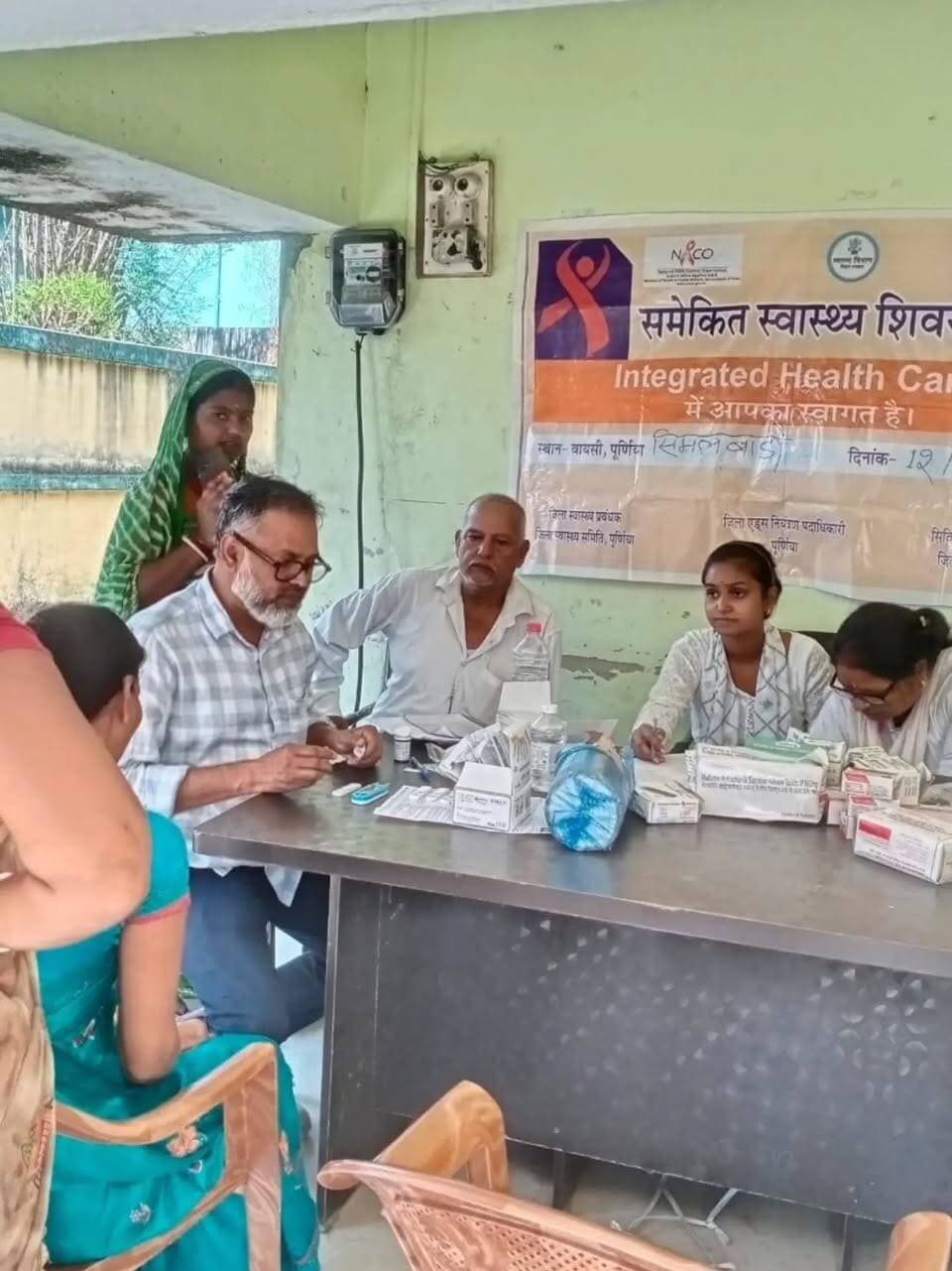 समाहरणालय पूर्णिया,
जनसंपर्क कार्यालय,
प्रेस विज्ञप्ति1647,
दिनांक 12/10/2026,
==================
बायसी के सिमलाबाड़ी पंचायत भवन में एकीकृत स्वास्थ्य शिविर का सफल आयोजन:-
एचआईवी, सिफलिस, एनीमिया और टीबी की मुफ्त स्क्रीनिंग एवं जाँच पर रहा विशेष जोर:-
जिला स्तरीय अधिकारियों ने की कार्यक्रम की निगरानी:-
बिहार राज्य एड्स नियंत्रण समिति के तत्वावधान में और सिविल सर्जन, पूर्णिया डॉक्टर प्रमोद कुमार कनौजिया के निर्देशानुसार सोमवार को बायसी प्रखंड के सिमलाबाड़ी पंचायत भवन में एक एकीकृत स्वास्थ्य शिविर (Integrated Health Camp) का आयोजन किया गया।
इस शिविर का मुख्य उद्देश्य ग्रामीण क्षेत्रों में सुलभ स्वास्थ्य सेवाएँ पहुँचाना, बीमारियों की समय पर पहचान करना और लोगों में स्वास्थ्य संबंधी जागरूकता बढ़ाना है।
यह शिविर जिला एड्स नियंत्रण पदाधिकारी डॉ. मोहम्मद तनवीर हैदर एवं बायसी के प्रभारी चिकित्सा पदाधिकारी डॉ. अमर हसन के नेतृत्व में संपन्न हुआ।
शिविर के सफल संचालन में लैब टेक्नीशियन (मंजर आलम, सुरेश कुमार सुधांशु), एएनएम (रूचि कुमारी, कुमारी पूनम सिन्हा), जीविका दीदियों, आशा कार्यकर्ताओं एवं आंगनबाड़ी सेविका की सक्रिय भूमिका थी।
शिविर की मुख्य सेवाएँ एवं प्राथमिकताएँ:---
:- स्क्रीनिंग एवं जाँच: एचआईवी (HIV), सिफलिस (Syphilis), एनीमिया (खून की कमी), टीबी (क्षय रोग) और गैर-संचारी रोगों (NCD) की जाँच व स्क्रीनिंग की गई।
:-परामर्श व जागरूकता: मरीजों को समय पर इलाज, नियमित स्वास्थ्य जाँच और स्वस्थ जीवनशैली अपनाने के प्रति जागरूक किया गया।
:-जिला स्तर से निगरानी:
कार्यक्रम का प्रभावी क्रियान्वयन सुनिश्चित करने के लिए जिला अनुश्रवण एवं मूल्यांकन पदाधिकारी (DMEO) आलोक कुमार और DIC बैजनाथ प्रसाद द्वारा जिला स्तर से शिविर की निगरानी की गई।
स्वास्थ्य विभाग का उद्देश्य ऐसे शिविरों के माध्यम से ग्रामीण समुदाय तक बेहतर स्वास्थ्य सेवाओं की पहुँच सुनिश्चित करना और बीमारियों का प्रारंभिक अवस्था में ही उपचार शुरू करना है।
#cmsamrat
#samratchoudhary