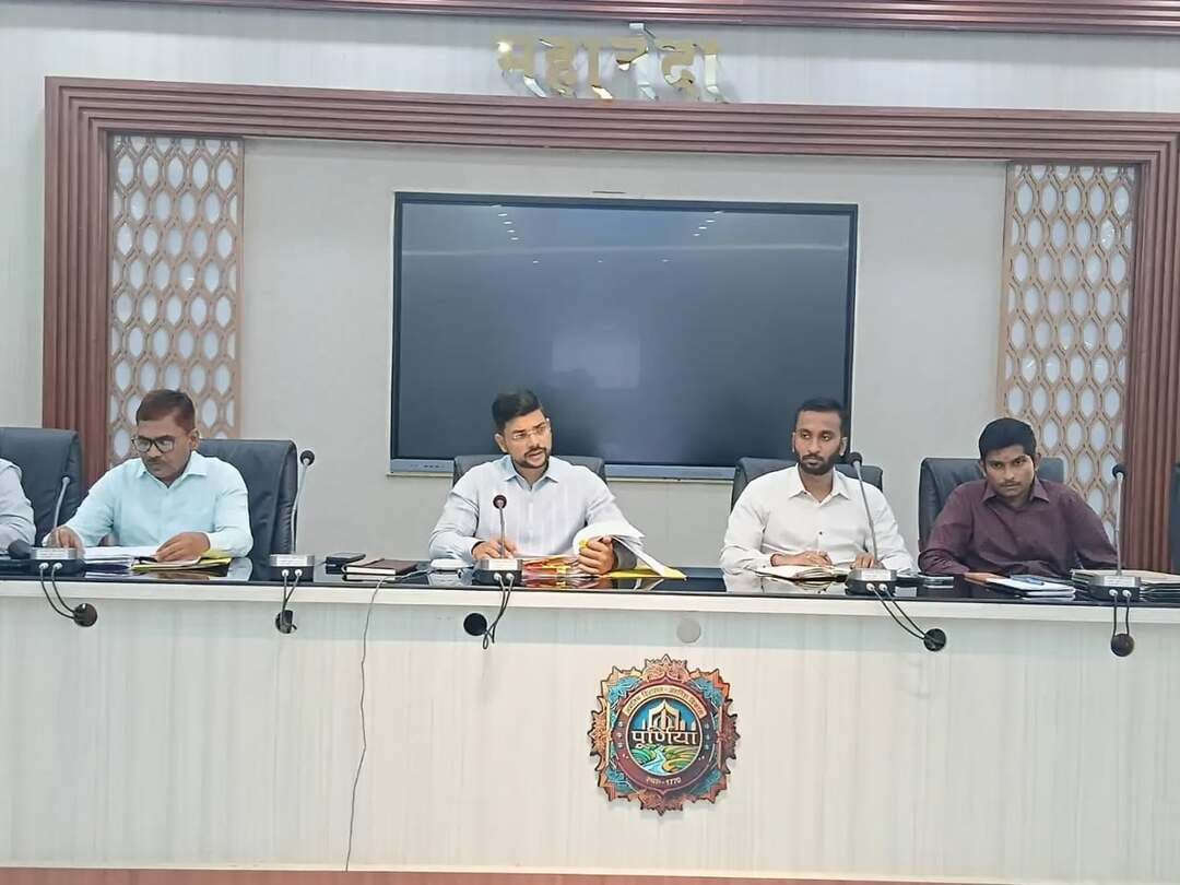 समाहरणालय पूर्णिया
जनसंपर्क कार्यालय ,
प्रेस विज्ञप्ति 1646,
दिनांक 12/10/2026,
==================
जिलाधिकारी की अध्यक्षता में साप्ताहिक समीक्षा बैठक संपन्न; लंबित कार्यों के निष्पादन और जनसमस्याओं के त्वरित समाधान के सख्त निर्देश
:-विभिन्न विकास योजनाओं हेतु भूमि आवंटन प्रक्रिया में तेजी लाने के निर्देश
:- पंचायत सरकार भवनों में कर्मियों की बायोमेट्रिक उपस्थिति अनिवार्य, उसी आधार पर होगा वेतन भुगतान
:-कोशी स्नातक निर्वाचन की तैयारियां समय सीमा के भीतर पूर्ण करने का निर्देश।
जिला पदाधिकारी श्री अंशुल कुमार (भा.प्र.से.) की अध्यक्षता में सोमवार को समाहरणालय स्थित महानंदा सभागार में सरकार की विभिन्न जनकल्याणकारी एवं विकास योजनाओं की अद्यतन कार्य प्रगति को लेकर साप्ताहिक समीक्षा बैठक का आयोजन किया गया।
बैठक में जिला स्तरीय पदाधिकारी प्रत्यक्ष रूप से तथा सभी अनुमंडल एवं प्रखंड स्तरीय अधिकारी वीडियो कॉन्फ्रेंसिंग के माध्यम से जुड़ें हुए थे।
सर्वप्रथम जिलाधिकारी महोदय द्वारा बैठक के दौरान राज्य मुख्यालय (पटना) एवं वरीय अधिकारियों द्वारा प्रेषित अति महत्वपूर्ण पत्रों के निष्पादन की विभागवार समीक्षा की गई। प्रगति संतोषजनक पाए जाने के साथ ही जिलाधिकारी महोदय ने स्पष्ट निर्देश दिया कि सभी लंबित मामलों का निष्पादन निर्धारित समय-सीमा के अन्दर गुणवत्तापूर्ण एवं पारदर्शिता के साथ सुनिश्चित किया जाए।
:- विकास परियोजनाओं हेतु भूमि आवंटन:-
विभिन्न महत्वपूर्ण अवसंरचनाओं एवं योजनाओं के लिए जिलाधिकारी महोदय ने सभी अंचलाधिकारियों (CO) एवं संबंधित पदाधिकारियों को प्राथमिकता के आधार पर भूमि का प्रस्ताव समय-सीमा के भीतर समर्पित करने का निर्देश दिया।
इसमें मुख्य रूप से शामिल हैं:
:-आंगनबाड़ी केंद्रों का निर्माण,
:-पिछड़ा एवं अति पिछड़ा वर्ग आवासीय विद्यालय,
:-धमदाहा में आदर्श मध्य विद्यालय, विद्युत शक्ति उप-केंद्र एवं अन्य विकास परियोजनाएं।
:-भूमि अधिग्रहण एवं मुआवजा वितरण:-
जिला भू-अर्जन पदाधिकारी को कड़े निर्देश दिए गए कि अधिग्रहित जमीन का मुआवजा रैयतों (भू-स्वामियों) को निर्धारित समय-सीमा के भीतर पारदर्शी तरीके से भुगतान करना सुनिश्चित करें।
:-कोशी स्नातक निर्वाचन की तैयारियां:-
जिलाधिकारी महोदय ने संबंधित अधिकारियों को 'कोशी स्नातक निर्वाचन' से जुड़ी सभी आवश्यक एवं प्रशासनिक तैयारियां समय-सीमा के अंदर पूर्ण करने का निर्देश दिया।
#cmsamrat
#samratchoudhary
