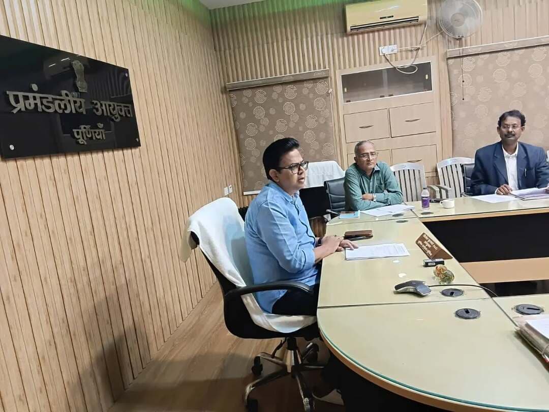 ।।कार्यालय प्रमंडलीय आयुक्त, पूर्णिया प्रमंडल।।
( जनसंपर्क शाखा)
{{{{मीडिया कोषांग }}}}
प्रेस विज्ञप्ति:-1645,
दिनांक 12/10/2026,
==================
निर्वाची पदाधिकारी की अध्यक्षता में राजनैतिक दल के प्रतिनिधिगण एवं अभ्यर्थियों तथा उनके प्रतिनिधियों के साथ समीक्षा बैठक सम्पन्न:---
06 कोशी स्नातक निर्वाचन क्षेत्र: नाम वापसी के बाद 15 प्रत्याशी चुनावी मैदान में;
1.34 लाख मतदाता करेंगे मतदान:-
कोशी स्नातक निर्वाचन क्षेत्र में निष्पक्ष, स्वच्छ और पारदर्शी चुनाव संपन्न कराने को लेकर निर्वाची पदाधिकारी 06 कोशी स्नातक निर्वाचन क्षेत्र सह प्रमंडलीय आयुक्त पूर्णिया श्री दिनेश कुमार भा०प्र०से० की अध्यक्षता में चुनाव लडने वाले अभ्यर्थियों एवं उनके प्रतिनिधियों तथा राजनैतिक दल के प्रतिनिधिगण के साथ
बैठक का आयोजन प्रमंडलीय कार्यालय पूर्णिया के वीडियो कॉन्फ्रेंसिंग हॉल पूर्णिया में किया गया।
संबम्धित राजनैतिक दल के प्रतिनिधिगण एवं अभ्यर्थियों तथा उनके प्रतिनिधियों को संबोधित करते हुए आयुक्त महोदय ने बताया कि नाम वापसी की प्रक्रिया पूरी होने के बाद अब कुल 15 प्रत्याशी चुनावी मैदान में शेष रह गए हैं। जिसमें एक महिला अभ्यर्थी भी शामिल हैं।
चुनाव से जुड़े प्रमुख बिंदु:--
मतदाताओं की संख्या:- क्षेत्र के कुल 1,34073 ( एक लाख 34 हजार तीहतर) मतदाता उम्मीदवारों के भाग्य का फैसला करेंगे।
मतदान केंद्र:-- मतदान प्रक्रिया को सुगम बनाने के लिए कुल 181 मतदान केंद्र बनाए गए हैं।
मतदान की प्रक्रिया:- मतदान मतपत्रों (Ballot Papers) के माध्यम से वरीयता (प्राथमिकता) के आधार पर कराया जाएगा।
आदर्श आचार संहिता का अनुपालन:--निर्वाचन की घोषणा के साथ ही संबंधित निर्वाचन क्षेत्र में आदर्श आचार संहिता प्रभावी है। इसके अनुपालन के लिए संबंधित अधिकारियों को आवश्यक दिशा निर्देश जारी किए गए हैं।
निर्वाचन प्रचार सार्वजनिक सभाओं जुलूसों सरकारी संसाधनों के उपयोग तथा अन्य निर्वाचन संबंधी गतिविधियों पर नियमानुसार निगरानी रखी जा रही है। उल्लंघन की शिकायतों पर नियमानुसार संबंधित के विरुद्ध कार्रवाई की जाएगी।
मतदान केंद्रों पर मोबाइल फोन रखने की सुविधा:--मतदाताओं की सुविधा को ध्यान में रखते हुए मतदान केंद्रों पर मोबाइल फोन रखने के लिए निर्धारित व्यवस्था उपलब्ध कराने की पहल की गई है। मतदाता मतदान केंद्रों पर प्रतिनियुक्त कर्मियों के निर्देशों का पालन करेंगे मतदान की गोपनीयता एवं निर्वाचन संबंधी नियमों का उल्लंघन स्वीकार नहीं होगा।
#cmsamrat
#samratchoudhary