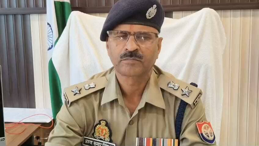 #चित्रकूट
चित्रकूट पुलिस ने जारी किया बयान
"थाना मऊ क्षेत्र के जोरवारा गांव में एक नौजवान युवक ने अपने ही गांव के श्यामलाल और उनकी पत्नी पर तमंचा से फायर कर दिया। इस सूचना पर स्थानीय थाना पुलिस तत्काल मौके पर पहुंची। तत्काल दोनों घायलों को उपचार हेतु सीएचसी ले जाया गया, जहाँ श्यामलाल की पत्नी को डॉक्टरों ने मृत घोषित कर दिया और श्यामलाल को हायर सेंटर रेफर कर दिया। परिजनो और पुलिस ने उन्हें स्वरूप रानी मेडिकल कॉलेज प्रयागराज में उपचार हेतु भर्ती कराया।
इसी बीच परिजनों ने पूछताछ में बताया कि आरोपी खेतों की तरफ भागा है। पुलिस की टीम उसकी गिरफ्तारी के लिए जब खेतों की ओर सर्च करने लगी तो आगे की तरफ खेतों में आरोपी भी लहूलुहान अवस्था में पाया गया, बगल में तमंचा भी पड़ा हुआ था। तत्काल जीवन रक्षा के लिए इसे भी पुलिस द्वारा उठाकर सीएचसी मऊ में दाखिल कराया गया, जहाँ से डॉक्टरों ने हायर सेंटर रेफर कर दिया। पुलिस घायल आरोपी को एम्बुलेंस के माध्यम से लेकर प्रयागराज पहुंची और स्वरूप रानी पहुंचने पर डॉक्टरों ने उसे मृत घोषित कर दिया।
जो पक्ष पति-पत्नी घायल हुए थे, पत्नी की मृत्यु हो गयी थी, उनके परिवार द्वारा रात में लगभग 02:00 बजे के आसपास तहरीर दी गयी, जिस पर मुकदमा दर्ज कर लिया गया है। और मृतक आरोपी युवक का भी पंचायतनामा पोस्टमार्टम की कार्यवाही प्रयागराज में हो रही है। पुलिस द्वारा सारे पहलुओं पर गहनता से छानबीन करते हुए अग्रिम विधिक कार्यवाही की जाएगी।"
उपर्युक्त प्रकरण के सम्बन्ध में पुलिस अधीक्षक चित्रकूट अरुण कुमार सिंह का बयान