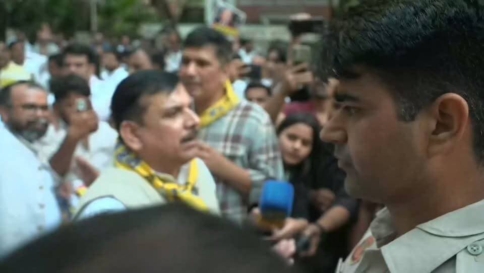 मोदी सरकार पर संविधान और जनता के संवैधानिक अधिकारों की अनदेखी करने का आरोप.
बयान में आरोप लगाया गया कि मोदी सरकार ने संविधान की मूल भावना को ताक पर रख दिया है और बाबा साहब डॉ. भीमराव अंबेडकर द्वारा दिए गए संवैधानिक अधिकारों से जनता को वंचित किया जा रहा है। बयान में संविधान की रक्षा और लोकतांत्रिक मूल्यों को बनाए रखने की जरूरत पर जोर दिया गया।