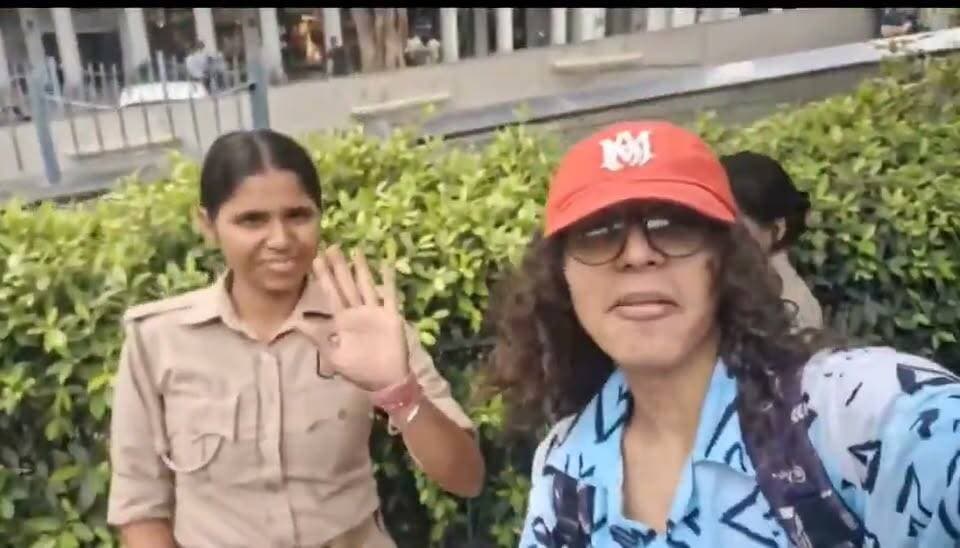 यूपी और दिल्ली की पुलिस में क्या अंतर है आप खुद देख लीजिए।
जंतर मंतर पर भी यूपी की पुलिस भूखे सख्स को अपने हिस्से का खाना खिला रही है।
वाह यूपी पुलिस!...