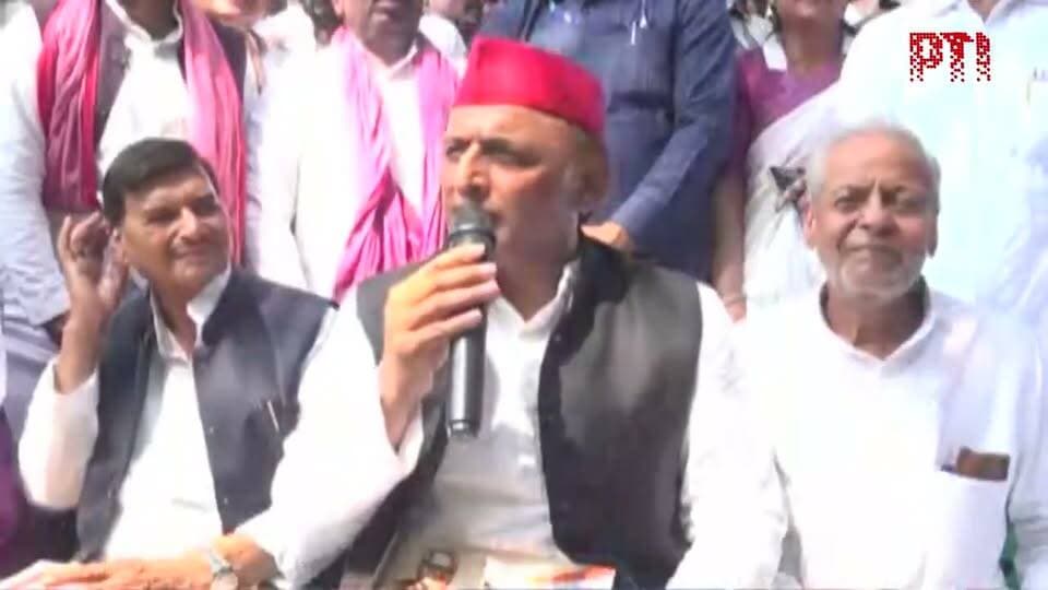 हम लोग गांधीवादी लोग हैं, प्रोटेस्ट करेंगे कोई कानून नहीं तोड़ेंगे। एक विधानसभा में विकास यादव नाम के 10 वोट हैं, एक विकास यादव डालेगा बाकी 9 बीजेपी डालेगी।"