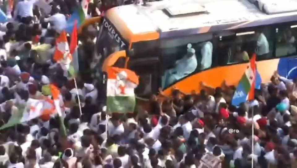 INDIA गठबंधन के नेता सुप्रीम कोर्ट की ओर बढ़ने का प्रयास कर रहे हैं...
समर्थक भी साथ हैं...