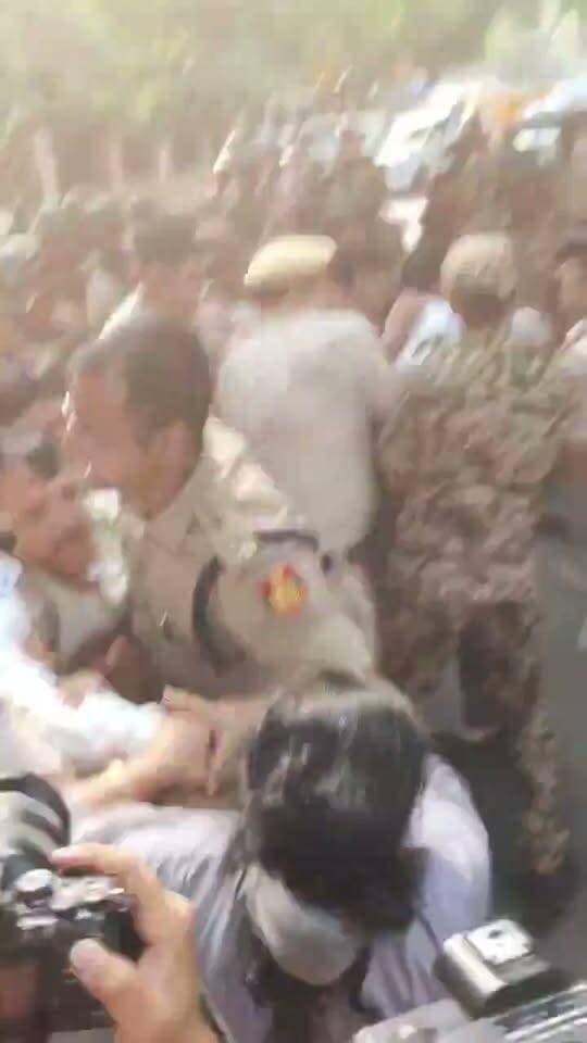 मुख्य चुनाव आयुक्त ज्ञानेश कुमार के इस्तीफे की मांग को लेकर विपक्ष के प्रदर्शन में शामिल होने जा रहे आम आदमी पार्टी के सांसद को दिल्ली पुलिस ने रास्ते से ही गिरफ्तार कर लिया।
ये तानाशाही है दिल्ली पुलिस की बताओ कोई शांतिपूर्ण प्रदर्शन भी नहीं कर सकता है।