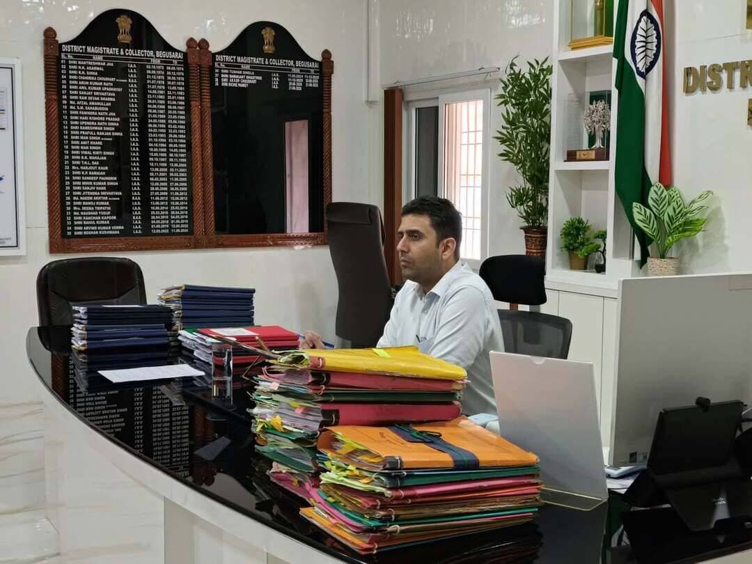 जिला पदाधिकारी, बेगूसराय श्री रिची पाण्डेय की अध्यक्षता में सोलर स्ट्रीट लाइट एजेंसियों के साथ समीक्षा बैठक आयोजित की गई। जिले में निर्धारित 31,030 लाइटों के लक्ष्य के विरुद्ध 30,910 लाइटें स्थापित की जा चुकी हैं। सीएमएस पोर्टल पर 72 घंटे से अधिक समय से खराब 49 लाइटें तथा 1,628 लाइटों में सिग्नल लॉस की समस्या पाई गई।
जिला पदाधिकारी ने दीपावली से पहले सभी खराब लाइटों की मरम्मत, शेष 120 लाइटों की स्थापना तथा सिग्नल लॉस की समस्या का त्वरित समाधान सुनिश्चित करने का निर्देश दिया। निर्धारित 72 घंटे में मरम्मत नहीं होने पर संबंधित एजेंसी की मेंटेनेंस राशि से प्रति खराब लाइट प्रतिदिन ₹10 की कटौती की जाएगी। साथ ही, सभी लाइटों की नियमित जांच, रखरखाव एवं निगरानी सुनिश्चित करने का निर्देश दिया गया।
@iprdbihar
@prdbihar
#Begusarai