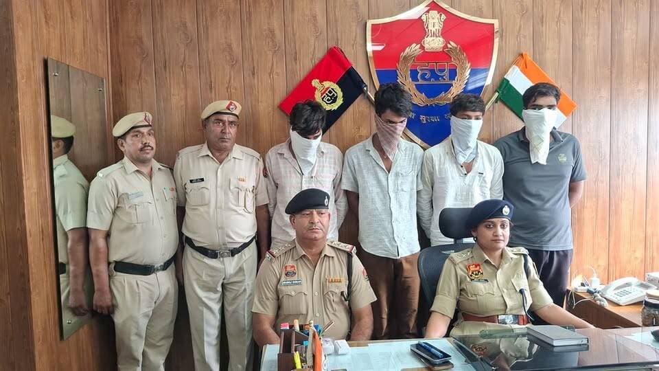 कैब चालक को बंधक बनाकर#लूटपाट#जिला पार्षद के बेटे सहित 4 काबू