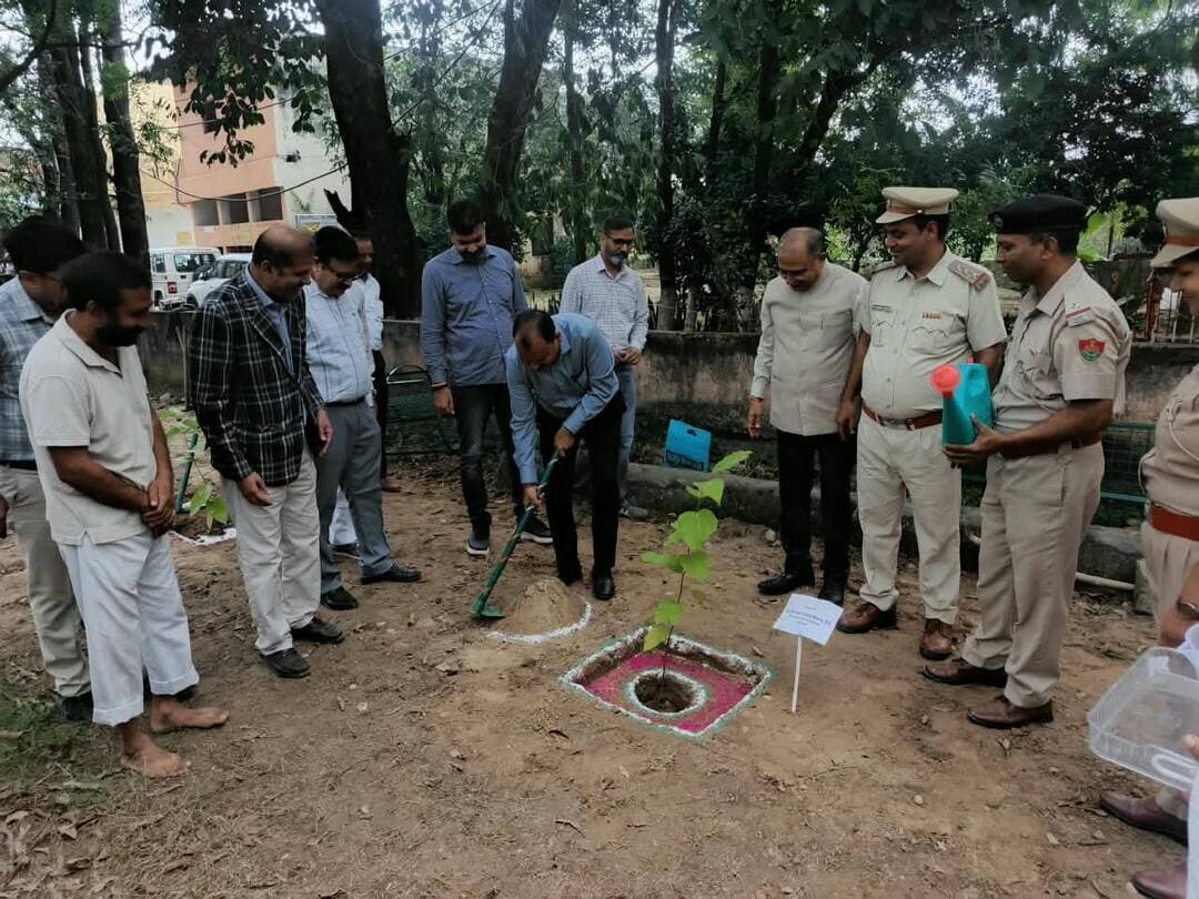सरस्वती नदी के किनारे साल के पौधों का रोपण
व्यासपुर/यमुनानगर, 11 अक्टूबर- हरियाणा सरस्वती हेरिटेज डेवलपमेंट बोर्ड की ओर से गत दिवस अजात आश्रम, व्यासपुर में सरस्वती नदी के किनारे पौधारोपण अभियान चलाया गया। इस दौरान साल के 10 पौधे लगाए गए। माना जाता है कि साल के पेड़ भूजल संरक्षण और जल पुनर्भरण में सहायक होते हैं।
इस अवसर पर हरियाणा विद्युत नियामक आयोग के चेयरमैन मुकेश गर्ग, सरस्वती बोर्ड के मुख्य कार्यकारी अधिकारी डॉ. कुमार सुप्रवीन, हरियाणा वन विभाग के प्रधान मुख्य वन संरक्षक कैलाश चंद मीणा, वन विभाग के जीएम दीपक अलवादी तथा जिला वन अधिकारी संदीप सैनी सहित वन विभाग के अन्य अधिकारी मौजूद रहे। स्थानीय प्रशासन की ओर से व्यासपुर के एसडीएम डॉ. कुलदीप सिंह ने भी अभियान में भाग लिया।
सभी अधिकारियों ने पौधे लगाकर पर्यावरण संरक्षण और हरियाली बढ़ाने का संकल्प लिया। बोर्ड की ओर से बताया गया कि सरस्वती नदी के किनारे हरियाली बढ़ाने और पर्यावरण संरक्षण के उद्देश्य से यह अभियान चलाया जा रहा है। आने वाले समय में आदि बद्री, यमुनानगर सहित सरस्वती नदी के किनारो पर 1000 के लगभग पौधे लगाए जायेंगे।
