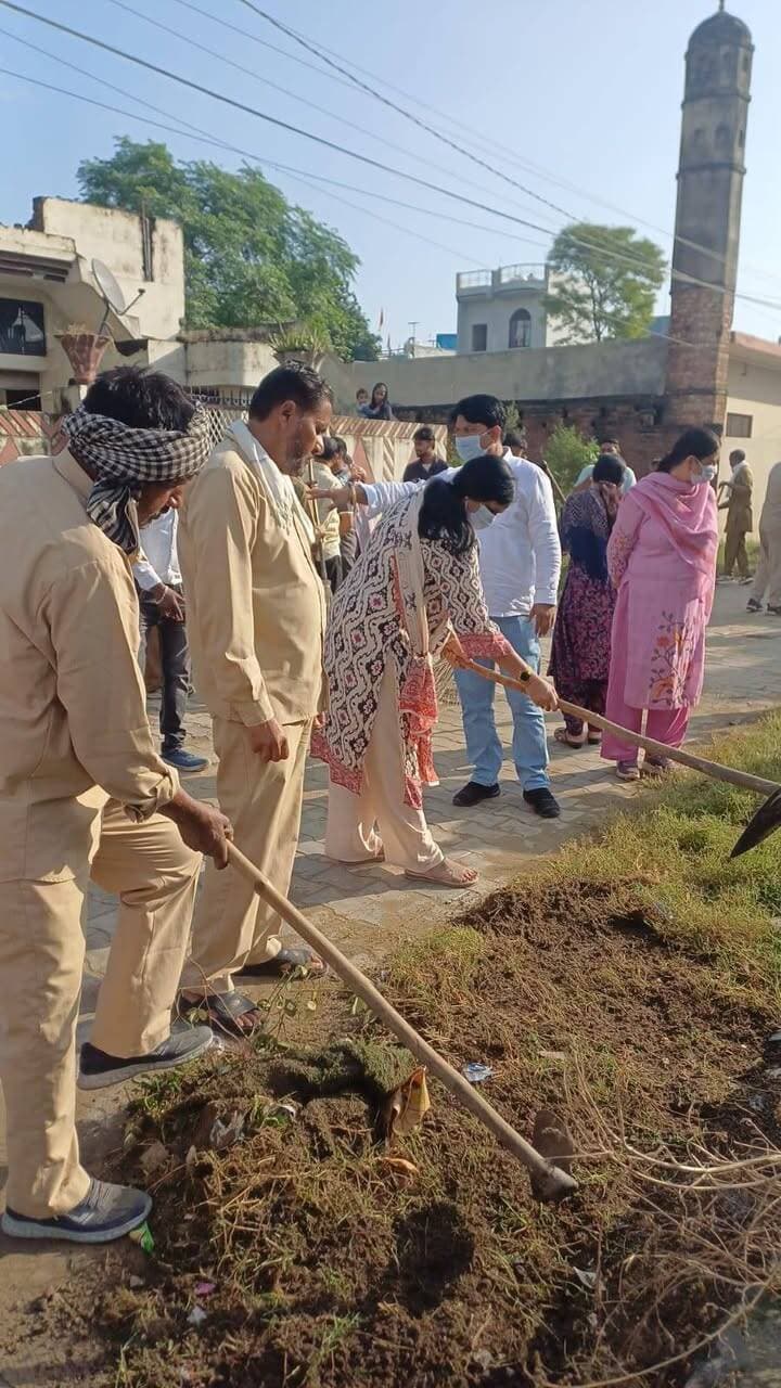 सफाई सिर्फ अभियान नहीं, हर नागरिक की जिम्मेदारी : सुमन बहमनी
बैंक कॉलोनी, गोल्डन पुरी में निगम ने चलाया विशेष सफाई अभियान
- मेयर ने झाड़ू लगाकर व कस्सी चलाकर दिया स्वच्छता का संदेश, लोगों से की सहयोग की अपील
यमुनानगर। सेवा संकल्प अभियान एवं स्वच्छता ही सेवा अभियान के तहत नगर निगम की ओर से वार्ड नंबर 21 और 22 में बैंक कॉलोनी, गोल्डन पुरी व नीलकमल स्कूल के क्षेत्र में विशेष सफाई अभियान चलाया गया। अभियान का शुभारंभ मेयर सुमन बहमनी, भाजपा जिला महामंत्री नरेंद्र सिंह, वार्ड पार्षद मनजीत कौर व रुचि शर्मा, मुख्य सफाई निरीक्षक अमित कंबोज और सफाई निरीक्षक प्रदीप दहिया ने झाड़ू लगाकर किया। मेयर ने खुद कस्सी चलाकर सड़क किनारे उगी घास और गंदगी को साफ किया। इस दौरान जनप्रतिनिधियों और निगम कर्मचारियों ने लोगों को स्वच्छता के प्रति जागरूक रहने का संदेश दिया।
अभियान के दौरान नगर निगम की टीम और स्थानीय निवासियों ने मिलकर विभिन्न स्थानों पर सफाई की। सफाई के दौरान एकत्रित कचरे को उचित निस्तारण के लिए भेजा गया। इसके साथ ही क्षेत्रवासियों को अपने आसपास सफाई रखने और सार्वजनिक स्थानों पर कचरा न फैलाने के लिए प्रेरित किया गया। मेयर सुमन बहमनी ने कहा कि स्वच्छ और सुंदर यमुनानगर-जगाधरी बनाना नगर निगम के साथ-साथ हर नागरिक की सामूहिक जिम्मेदारी है। सफाई अभियान केवल एक दिन तक सीमित नहीं रहना चाहिए, बल्कि इसे प्रत्येक नागरिक की दैनिक आदत का हिस्सा बनाना जरूरी है। उन्होंने कहा कि शहर की स्वच्छता तभी सुनिश्चित हो सकती है, जब लोग अपने घरों के साथ-साथ गलियों, सड़कों और सार्वजनिक स्थलों को साफ रखने में भी सक्रिय सहयोग दें। उन्होंने नागरिकों से अपील की कि वे कचरा खुले में न फेंकें और घरेलू कचरा डोर-टू-डोर संग्रहण वाहनों को ही सौंपें। महापौर ने कहा कि जनसहभागिता से ही स्वच्छता अभियान को व्यापक रूप से सफल बनाया जा सकता है। शहर को स्वच्छ और सुंदर बनाने के लिए नगर निगम के प्रयासों के साथ नागरिकों की भागीदारी भी जरूरी है। यदि प्रत्येक व्यक्ति अपने घर और आसपास के क्षेत्र को साफ रखने की जिम्मेदारी निभाए, तो स्वच्छता की मुहिम को प्रभावी बनाया जा सकता है। उन्होंने लोगों से अपील की कि वे घरों से निकलने वाला कचरा इधर-उधर फेंकने के बजाय डोर-टू-डोर कचरा संग्रहण वाहनों को ही दें। अभियान में स्वच्छ भारत मिशन के विशेषज्ञ आकाश कुमार, निगम सुपरवाइजर संदीप और अमित कुमार तथा डोर-टू-डोर कचरा संग्रहण के सुपरवाइजर अमित चौधरी और दीपक सहित नगर निगम की टीम मौजूद रही।
फोटो कैप्शन - अभियान के तहत सफाई करती मेयर व अन्य।