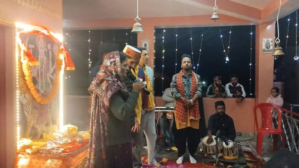 बक्तपुर वार्ड से जिला परिषद सदस्य श्रीमती इंदिरा कपूर एवं भारतीय जनता युवा मोर्चा के पूर्व जिला अध्यक्ष विक्रम कपूर ग्राम पंचायत साच में जागरण में मुख्य अतिथि के रूप में उपस्थित हुए। Himachal Times TV इंदिरा कपूर चंबा इंदिरा विक्रम कपूर समर्थक
#इंदिराकपूर #विक्रमकपूर