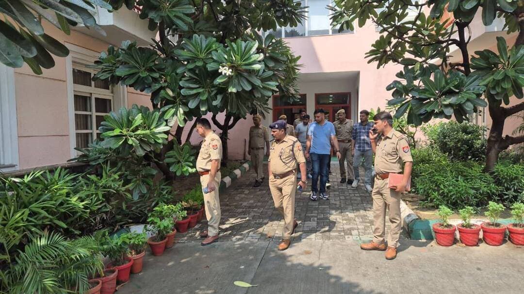 गौतमबुद्धनगर
गौतमबुद्धनगर के कई स्कूलों को बम की धमकी भरे ई-मेल मिलने से हड़कंप।
सूचना पर पुलिस, बम डिस्पोजल स्क्वाड, डॉग स्क्वाड, एंटी-सबोटाज चेक टीम और फायर ब्रिगेड ने स्कूलों में चेकिंग की।
पुलिस के मुताबिक, अब तक कोई संदिग्ध वस्तु या प्रतिकूल तथ्य सामने नहीं आया है। साइबर टीम ई-मेल की तकनीकी जांच कर रही है। पुलिस ने लोगों से अपील की है कि अफवाहों पर ध्यान न दें। फिलहाल स्थिति सामान्य है।