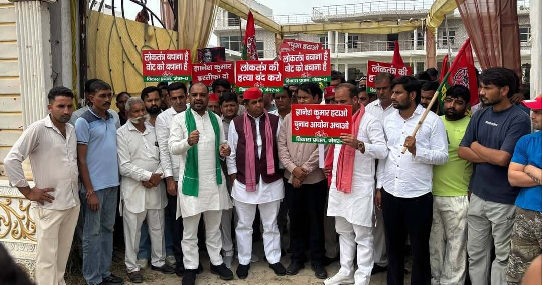 वोट बचाओ, देश बचाओ अभियान के तहत दनकौर में पदयात्रा का आयोजन।
आज जेवर विधानसभा क्षेत्र के कस्बा दनकौर में विकास जतन प्रधान के नेतृत्व में वोट बचाओ, देश बचाओ अभियान के तहत पदयात्रा निकाली गई।
पिछले तीन दिनों से विकास जतन प्रधान की गतिविधियों पर नजर रखे जाने और आज गौतम बुद्ध नगर प्रशासन द्वारा भारी पुलिस बल के साथ उन्हें एवं उनके साथियों को निवास पर रोकने का प्रयास किया गया। इसके बावजूद विकास प्रधान की पूरी टीम और समाजवादी पार्टी के जिलाध्यक्ष इन्दर प्रधान के प्रयासों से दनकौर कस्बे में पदयात्रा निकाली गई, जिसे कुछ दूर चलने के बाद पुलिस द्वारा रोक दिया गया।
प्रशासन का यह रवैया हमारे संघर्ष को रोक नहीं सकता। सभी साथियों के साथ बैठक कर आगे की रणनीति तय की जाएगी और वोट बचाओ, देश बचाओ अभियान के तहत पदयात्रा को पुनः शुरू किया जाएगा।
इस अवसर पर समाजवादी पार्टी के जिलाध्यक्ष इन्दर प्रधान ,नरेंद्र नागर, लोकेश भाटी सलेमपुर, विपिन कसाना, बीरपाल नागर, हुकम सिंह भारतीय, महेश जाटव, यशपाल भाटी, विक्रम टोंगड़, विनोद लोहिया, रविन्द्र प्रधान, आशु नेताजी, आलोक नागर, बृजेश भाटी, विनोद मलिक, मनीष नागर, संदीप चंदेल, गौरव नागर, भारत नागर, सारुख चौधरी, उमेश राणा, मनोज, इस्तकार, अंकुर नागर, सट्टे भाटी ,सुमित भाटी, ओमबीर भाटी, निक्की भाटी, सतेंद्र, गौरव अकूदपुर, कंवर सिंह, विकास, सोनित, अमित, अनुज मावी सहित अनेक साथी उपस्थित रहे।