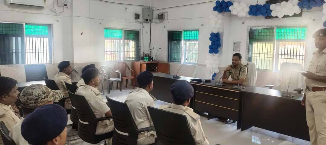 आज दिनांक 12.10.26 को नवगछिया पुलिस अधीक्षक, वैभव शर्मा के द्वारा जिले के सभी चौकीदारों के साथ ड्यूटी एवं कर्तव्यों के निर्वहन को लेकर बैठक आयोजित की गई।
बैठक के दौरान चौकीदारों को अपने-अपने क्षेत्र में सतर्कता बरतने, विधि-व्यवस्था बनाए रखने तथा संदिग्ध गतिविधियों की सूचना समय पर संबंधित थाना को देने हेतु आवश्यक दिशा-निर्देश दिए गए।
