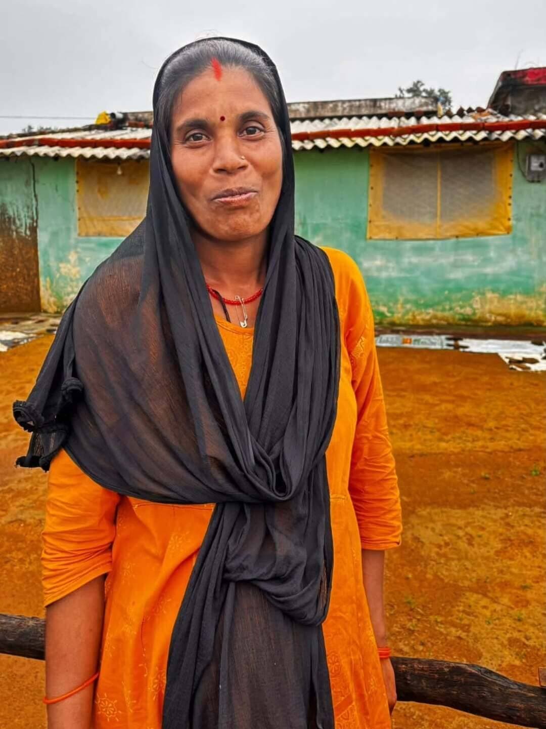 महतारी वंदन योजना से आशादेवी के बच्चों की पढ़ाई हुई आसान।
प्रदेश की लाखों महिलाओं को जब से महतारी वंदन योजना के तहत सीधे मदद मिल रही हैं वह अपने परिवार के साथ ज्यादा आत्मसम्मान से जीवन यापन करने लगी हैं। एक ओर इस राशि से उनकी दैनिक जरूरतें पूरी हो रही हैं वहीं अनेक महिलाओं के लिए यह एक पारिवारिक जिम्मेदारी में हाथ बंटाने का माध्यम बन गई है।
कोरिया जिले के वनांचल क्षेत्र सोनहत के ग्राम नवगई में रहने वाली आशादेवी अब एक जिम्मेदार मां के साथ पारिवारिक खर्च सम्हालने वाली गृहणी भी हो गई हैं। महतारी वंदन योजना से मिलने वाली राशि से वह अपने बच्चों के पढ़ाई का खर्च उठा रही हैं।
<nis:link nis:type=tag nis:id=mahtarivandanyojna nis:value=MahtariVandanYojna nis:enabled=true nis:link/> <nis:link nis:type=tag nis:id=सेवा_संकल्प_अभियान nis:value=सेवा_संकल्प_अभियान nis:enabled=true nis:link/> <nis:link nis:type=tag nis:id=sevasankalpabhiyan nis:value=SevaSankalpAbhiyan nis:enabled=true nis:link/> <nis:link nis:type=tag nis:id=janseva nis:value=JanSeva nis:enabled=true nis:link/> <nis:link nis:type=tag nis:id=janbhagidari nis:value=JanBhagidari nis:enabled=true nis:link/>