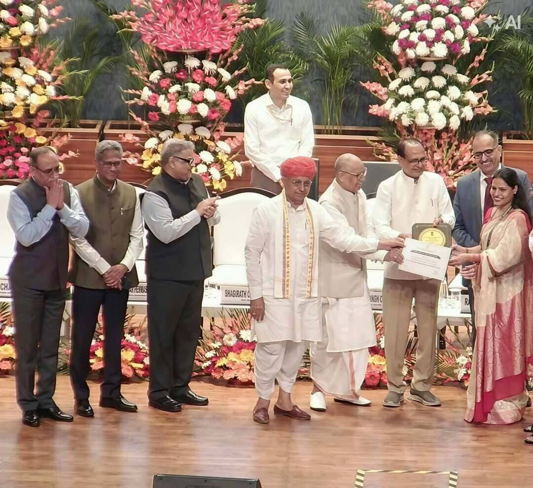 ⏩उमरिया जिले को राष्ट्रीय स्तर पर मिली सराहना
प्रधानमंत्री धन धान्य कृषि योजना में जिले को देश में मिला तीसरा स्थान
⏩कलेक्टर श्रीमती राखी सहाय को दिल्ली में किया गया सम्मानित
⏩प्रधानमंत्री धन-धान्य कृषि योजना वर्ष 2026-27 के अंतर्गत जिले में किए जा रहे कार्यों को राष्ट्रीय स्तर पर सराहना मिली है। अगस्त माह की समीक्षा में उमरिया जिले ने 78.1 के कंपोजिट स्कोर के साथ पूरे देश में तीसरा स्थान प्राप्त किया है। भारत सरकार व्दारा कलेक्टर श्रीमती राखी सहाय को नई दिल्ली में आयोजित कार्यक्रम में सम्मानित किया गया। यह कार्यक्रम एन ए एस सी काम्प्लेक्स नई दिल्ली में केन्द्रीय क़ृषि मंत्री एवं संबंधित मंत्रालय / विभागों के केंन्द्रीय मंत्रियों की उपस्थिति में आयोजित हुआ।
⏩ उल्लेखनीय है कि प्रधानमंत्री धन-धान्य कृषि योजना के अंतर्गत उमरिया जिले में कृषि क्षेत्र के साथ-साथ अन्य संबंधित सेक्टरों के किसानों की आय बढ़ाने तथा कृषि उत्पादकता को प्रोत्साहित करने के लिए विभिन्न गतिविधियां संचालित की जा रही हैं। कृषि, उद्यानिकी, पशुपालन, मत्स्य विभाग, जिला पंचायत के ग्रामीण विकास विभाग तथा कृषि विज्ञान केंद्र द्वारा योजना के लक्ष्यों को पूरा करने के लिए सक्रिय रूप से कार्य किया जा रहा है। योजना के माध्यम से जिले में कृषि उत्पादकता में सुधार, फसल विविधीकरण, सिंचाई सुविधाओं के विस्तार, कृषि अधोसंरचना को मजबूत करने तथा किसानों को आधुनिक कृषि तकनीक से जोड़ने पर विशेष ध्यान दिया जा रहा है। किसानों को कृषि संबंधी आवश्यक जानकारी, तकनीकी मार्गदर्शन और विभागीय योजनाओं की जानकारी उपलब्ध कराई जा रही है, ताकि उपलब्ध संसाधनों का बेहतर उपयोग करते हुए उत्पादन एवं आय में वृद्धि की जा सके।जिले में दलहन एवं तिलहन फसलों के उत्पादन को बढ़ावा देने पर भी विशेष जोर दिया जा रहा है।
@agrigoi
@minmpkrishi
@cmmadhyapradesh
@jansamparkmp
<nis:link nis:type=tag nis:id=उमरिया nis:value=उमरिया nis:enabled=true nis:link/>