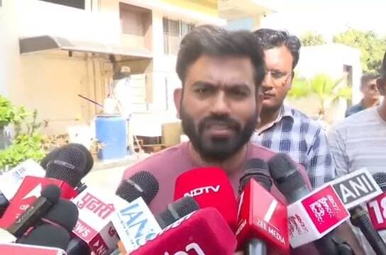 कॉकरोच जनता पार्टी के संस्थापक अभिजीत दीपके क्या कुछ कह रहे हैं सुनिए
