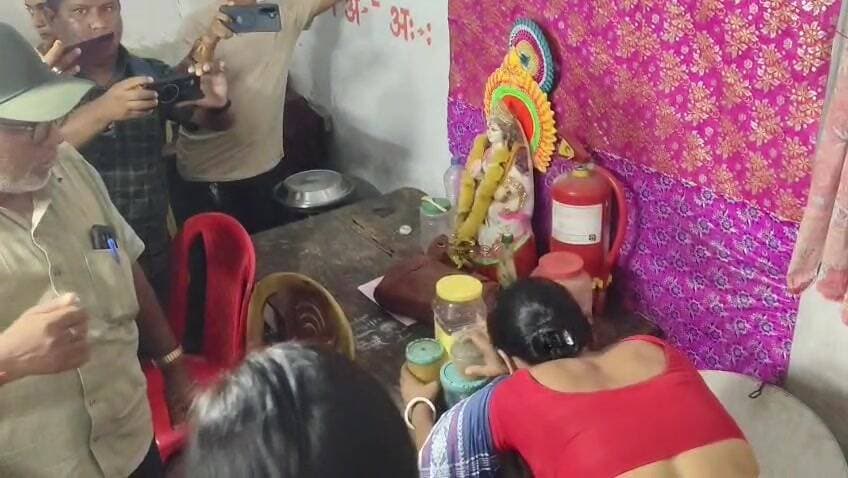 জলপাইগুড়ি: জলপাইগুড়ির বিদ্যালয়ে শিক্ষকের বিরুদ্ধে নজরদারি ও হাতুড়ি মারধরের অভিযোগ