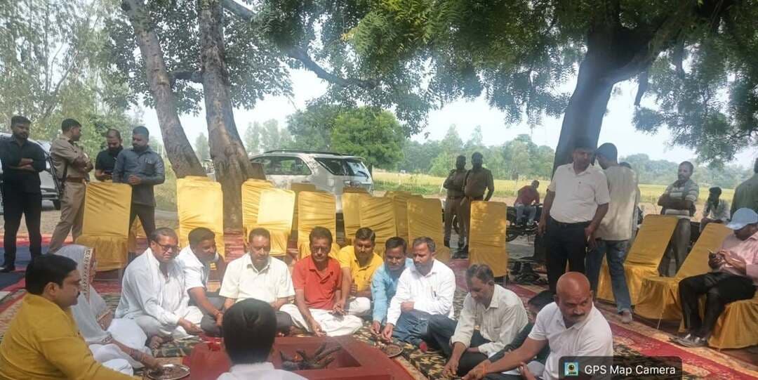 बावन के मां कुसुमा देवी मंदिर में सेवा संकल्प अभियान के तहत हुआ भव्य महायज्ञ
हरदोई। सेवा संकल्प अभियान के अंतर्गत सोमवार को विकासखंड बावन स्थित प्रसिद्ध मां कुसुमा देवी मंदिर परिसर में भव्य महायज्ञ का आयोजन किया गया। वैदिक मंत्रोच्चार के बीच बड़ी संख्या में श्रद्धालुओं ने यज्ञ में आहुतियां अर्पित कर सुख-समृद्धि और शांति की कामना की।
कार्यक्रम का शुभारंभ जिला पंचायत अध्यक्ष प्रेमावती ने जनप्रतिनिधियों एवं अधिकारियों के साथ मां कुसुमा देवी के दर्शन-पूजन और हवन में आहुति देकर किया। मंदिर परिसर में आयोजित धार्मिक अनुष्ठान में श्रद्धालुओं ने उत्साहपूर्वक सहभागिता की।
इस अवसर पर जिला पंचायत अध्यक्ष प्रेमावती ने कहा कि सेवा संकल्प अभियान का उद्देश्य सरकारी योजनाओं को जन-जन तक पहुंचाने के साथ सेवा, समर्पण और सांस्कृतिक मूल्यों को जोड़ना भी है। नवरात्रि के पावन अवसर पर आयोजित महायज्ञ से समाज में शांति, सद्भाव और आपसी भाईचारे का संदेश प्रसारित होता है। उन्होंने अधिकारियों एवं कर्मचारियों को जनसेवा की भावना के साथ अपने दायित्वों का निर्वहन करने के लिए प्रेरित किया।
कार्यक्रम में खंड विकास अधिकारी बावन राम प्रकाश, उपायुक्त स्वतः रोजगार निशांत राय, मंदिर समिति के पदाधिकारी, स्थानीय जनप्रतिनिधि और सैकड़ों श्रद्धालु उपस्थित रहे।