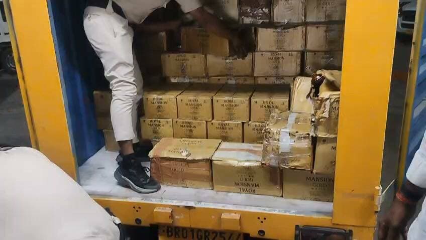 लखीसराय में डाक पार्सल पिकअप वाहन से भारी मात्रा में विदेशी शराब जब्त #bihar #lakhisarai #exise