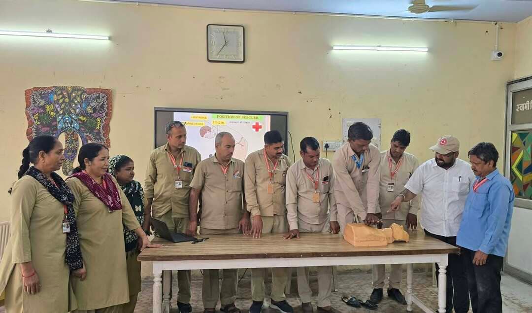 जिला रैडक्रॉस सोसायटी ने हलवासिया स्कूल में कर्मचारियों को दिया प्राथमिक सहायता व सीपीआर का प्रशिक्षण
कार्यस्थल पर मानवीय जीवन की सुरक्षा होनी चाहिए सबसे पहली प्राथमिकता : सचिव प्रदीप कुमार
भिवानी, 12 अक्तूबर : भारतीय रेडक्रॉस सोसायटी की जिला शाखा द्वारा औद्योगिक इकाइयों और शिक्षण संस्थानों में आपातकालीन प्राथमिक चिकित्सा को लेकर जागरूकता अभियान लगातार जारी है। इसी कड़ी के तहत स्थानीय हलवासिया विद्या सीनियर सैकेंडरी स्कूल में स्कूल के चालकों, परिचालकों, सहायकों, सुरक्षाकर्मियों तथा अन्य स्टाफ के लिए एक दिवसीय प्राथमिक सहायता एवं सीपीआर प्रशिक्षण शिविर का आयोजन किया गया। यह शिविर भारतीय रेडक्रॉस सोसायटी हरियाणा राज्य शाखा चंडीगढ़ के उपाध्यक्ष अंकुश मिगलानी एवं महासचिव डा. सुनील कुमार के निर्देशानुसार, भिवानी के उपायुक्त एवं रेडक्रॉस अध्यक्ष साहिल गुप्ता के मार्गदर्शन तथा जिला रेडक्रॉस सोसायटी के सचिव प्रदीप कुमार के नेतृत्व में संपन्न हुआ।
शिविर के दौरान जिला रेडक्रॉस सोसायटी के सचिव प्रदीप कुमार ने कर्मचारियों को संबोधित करते हुए कहा कि किसी भी कार्यस्थल पर मानवीय जीवन की सुरक्षा सबसे पहली प्राथमिकता होनी चाहिए। उन्होंने कहा कि आपातकालीन स्थिति में सही समय पर दी गई प्राथमिक चिकित्सा किसी व्यक्ति की जान बचा सकती है, इसलिए प्रत्येक कर्मचारी को इस बुनियादी तकनीक की जानकारी होना बेहद जरूरी है। सचिव प्रदीप कुमार ने बताया कि आए दिन हादसों की सूचना मिलती रहती है। ऐसे में इन हादसों से बच्चों की जान सुरक्षित रखने के उद्देश्य से शिक्षण संस्थानों में यह प्रशिक्षण दिया जा रहा है, ताकि आपातकाल स्थिति में प्राथमिक सहायता का ज्ञान का उपयोग किया जा सकें। सचिव प्रदीप कुमार ने बताया कि शिक्षण संस्थानों के लिए चलाए जाने वाले प्रशिक्षण कार्यक्रम हेतु संस्थानों को वेबसाइट हरियाणारैडक्रॉस डॉट सीओ डॉट इन पर ऑनलाइन पंजीकरण करवाना होगा। इसके अलावा इस प्रशिक्षण से जुड़ी किसी भी प्रकार की जानकारी प्राप्त करने के लिए इच्छुक व्यक्ति मोबाइल नंबर 8950504748 पर संपर्क कर सकते हैं।
शिविर में जिला प्रशिक्षण अधिकारी विकास कुमार ने उपस्थित स्टाफ को आपातकालीन परिस्थितियों से निपटने के व्यावहारिक गुर सिखाए। उन्होंने कार्यस्थल पर अचानक पेश आने वाले हादसों, चोट लगने, बेहोशी, जलने तथा अचानक दिल का दौरा पडऩे की स्थिति में फौरन दी जाने वाली प्राथमिक सहायता और सीपीआर की बारीकियों का सीधा प्रदर्शन करके समझाया। कार्यक्रम के समापन पर विद्यालय प्राचार्य दीपक वशिष्ठ एवं ट्रांसपोर्ट इंचाज मनोज शर्मा ने रेडक्रॉस सोसायटी की इस जनहितैषी पहल की सराहना की और स्कूल स्टाफ के लिए इसे अत्यंत उपयोगी कदम बताया।