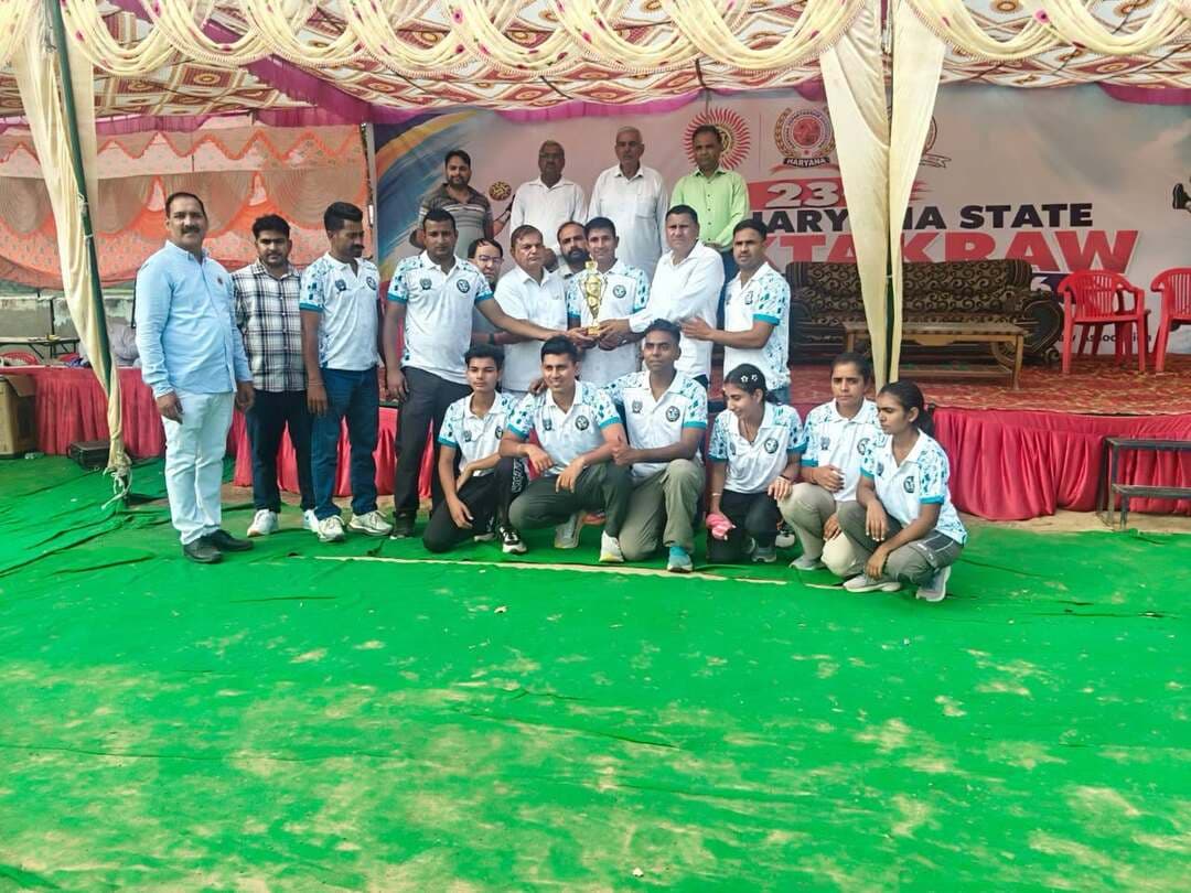 भिवानी की बेटियों और बेटों ने एक बार फिर रचा इतिहास
23वीं सीनियर हरियाणा राज्य सेपक टकरा प्रतियोगिता में भिवानी की टीम ने जीते 2 स्वर्ण सहित 6 पदक
भिवानी, 12 अक्तूबर : खेल नगरी के नाम से मशहूर भिवानी के खिलाडिय़ों ने एक बार फिर से अपनी खेल प्रतिभा का शानदार प्रदर्शन करते हुए प्रदेश भर में जिला का नाम रोशन किया है। हरियाणा सेपक टकरा एसोसिएशन के तत्वाधान में चरखी दादरी में आयोजित 23वीं सीनियर हरियाणा राज्य सेपक टकरा प्रतियोगिता का समापन उत्साहजनक माहौल के साथ हुआ। इस प्रतियोगिता में भिवानी जिले के खिलाडिय़ों ने शानदार खेल का प्रदर्शन करते हुए ओवरऑल रनर-अप की ट्रॉफी पर कब्जा जमाया। प्रतियोगिता के दौरान भिवानी के पुरुष और महिला खिलाडिय़ों ने अपनी उत्कृष्ट फुर्ती, बेहतरीन तालमेल और अनुशासन का परिचय देते हुए कुल 6 पदक अपने नाम किए। इन पदकों में 2 स्वर्ण, 3 रजत और 1 कांस्य पदक शामिल हैं।
महिला टीम कोच सुरेन्द्र प्रजापति और पुरुष टीम कोच संदीप कुमार ने बताया कि पुरुष वर्ग के रेगू इवेंट विकास सिंह बापोड़ा से, अरुण बापोड़ा, प्रशांत देवसर, अक्षय और रोहित भिवानी ने शानदार खेल दिखाते हुए स्वर्ण पदक जीता। वही क्वाड इवेंट में राकेश कितलाना, प्रशांत देवसर, विकास, अरुण, धर्मेन्द्र और आदेश बापोड़ा ने बेहतरीन प्रदर्शन कर रजत पदक हासिल किया। इसके अलावा डबल इवेंट में राकेश कितलाना, विकास बापोड़ा और प्रशांत देवसर की तिकड़ी ने शानदार समन्वय दिखाते हुए स्वर्ण पदक अपने नाम किया। वही महिला वर्ग के रेगू इवेंट में भतेरी, रिया, हिमानी कितलाना, मानसी और अंजलि गौरीपुर ने बेहतरीन खेल का प्रदर्शन करते हुए स्वर्ण पदक हासिल किया। क्वाड इवेंट में रजनी, हिमानी, भतेरी, रिया कितलाना, अंजलि गौरीपुर और गरिमा भिवानी ने कड़े मुकाबले में रजत पदक जीता। डबल इवेंट में भतेरी, हिमानी कितलाना और सायना चांग ने शानदार तालमेल दिखाते हुए रजत पदक जीतकर गांव और पूरे भिवानी जिले का नाम रोशन किया।
इस मौके पर महिला टीम कोच सुरेन्द्र प्रजापति और पुरुष टीम कोच संदीप कुमार ने कहा किहमारे खिलाडिय़ों ने इस प्रतियोगिता में जिस उच्च स्तर की खेल भावना, अटूट मेहनत और प्रतिबद्धता का परिचय दिया है, वह हम सभी के लिए बेहद गर्व का विषय है। मैदान पर खिलाडिय़ों का पसीना और उनका अनुशासन ही इस ऐतिहासिक सफलता की असली कुंजी है। हमें पूरा विश्वास है कि हमारे ये होनहार खिलाड़ी आने वाले समय में राष्ट्रीय और अंतरराष्ट्रीय स्तर पर भी भिवानी और हरियाणा का नाम रोशन करेंगे। हम सभी विजेता खिलाडिय़ों के उज्ज्वल भविष्य, अच्छे स्वास्थ्य और लंबी उम्र की कामना करते हैं। इस अवसर पर कोच सपना, संदीप बापोड़ा, फूल सिंह, नीरज कुमार, अनिल कुमार, मोनू, सत्यनारायण और महिला कोच सुरेन्द्र प्रजापति ने सभी विजेता खिलाडिय़ों को हार्दिक बधाई दी और उनके उज्ज्वल भविष्य के लिए शुभकामनाएं प्रेषित कीं।