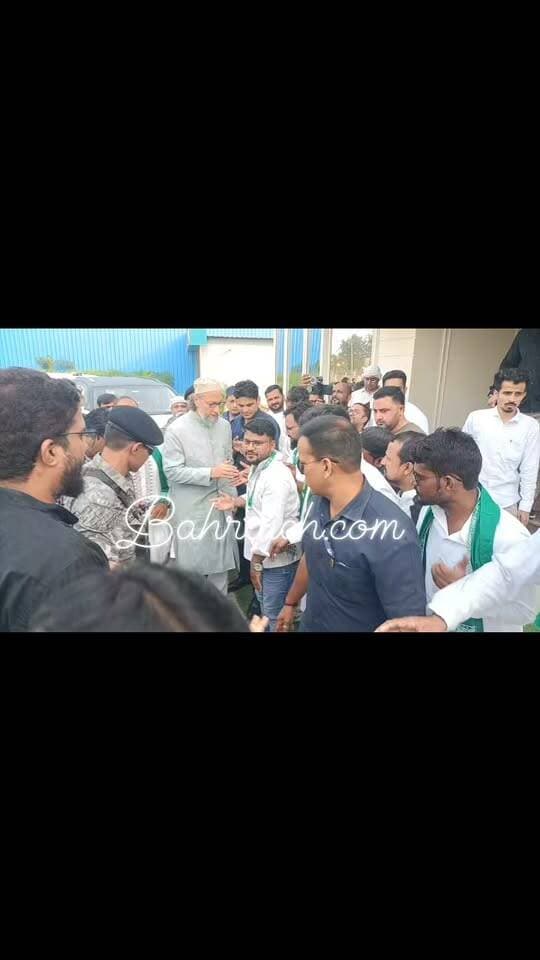 #बहराइच जनपद पहुंचे ओवैसी ने पदाधिकारियों से की मुलाकात, श्रावस्ती में होने वाली जनसभा को करेंगे संबोधित, ओवैसी के आने से सियासी गलियारों में चर्चाएं हुए तेज,
#bahraichup40 #Bahraichnews #BahraichCity #NewsUpdate #ओवैसी Asaduddin Owaisi #AIMIM Aimim- All India Majlis-E-Ittehadul Muslimeen #BREAKING #सपा #samajwadipartyofficial #समाजवादीपार्टी #Congress #CongressParty #कांग्रेस