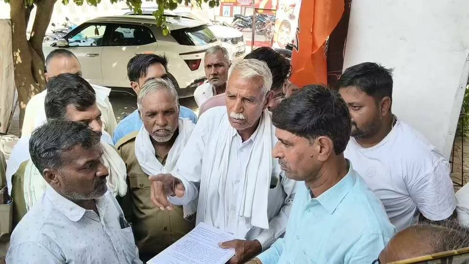 अटेली चोटीदारों ने गलत भाषा का इस्तेमाल करने पर अधिकारियों के विरोध में ज्ञापन सौंपा