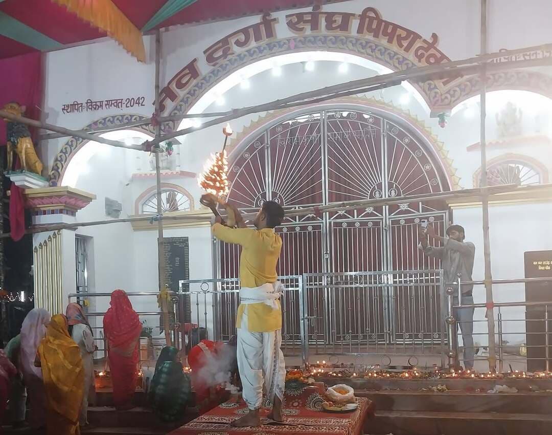 बरौनी के पिपरा देवस पंचायत में गूंजे गंगा आरती के जयकारे, बनारस की तर्ज पर दूसरे दिन भी हुआ भव्य आयोजन
संवाददाता मुकेश कुमार
स्थानीय बरौनी प्रखंड क्षेत्र के पिपरा देवस पंचायत स्थित नवयुवक संघ मंदिर के प्रांगण में सोमवार को उत्तर प्रदेश के बनारस की तर्ज पर भव्य मां गंगा आरती का आयोजन किया गया। आयोजन के दूसरे दिन भी श्रद्धालुओं में भारी उत्साह देखने को मिला।
संध्या बेला में आयोजित इस धार्मिक अनुष्ठान का आनंद लेने के लिए बच्चे, महिलाएं और पुरुष बड़ी संख्या में मंदिर परिसर में जुटे। पूरा प्रांगण दीपों की रोशनी और वैदिक मंत्रोच्चार से जगमगा उठा।
आचार्य और पुजारियों ने कराई भव्य आरती
आरती का मुख्य संचालन निकेश झा आचार्य एवं पंडित-पुजारी आदित्य कुमार उर्फ बाबू साहब द्वारा विधिवत रूप से संपन्न कराया गया। उनकेद्वारा गाए जा रहे मां गंगा के भजनों और शंखनाद से पूरा वातावरण भक्तिमय हो गया। उपस्थित श्रद्धालुओं ने भी ताली बजाकर और जयकारे लगाकर इस दिव्य पल का आनंद लिया।
प्रमुख गणमान्य लोग रहे मौजूद इस धार्मिक और सांस्कृतिक आयोजन को सफल बनाने में पिपरा गांव के ग्रामीणों की सराहनीय भूमिका रही। इस अवसर पर निम्नलिखित गणमान्य व्यक्ति उपस्थित रहेः
उप मुखिया प्रवीण कुमार,
सोनू कुमार,प्रवीण कुमार उर्फ संतोष कुमार,अशोक सिंह ,रवि कुमार शिक्षक नेता ,मुकेश कुमार , गौरव कुमार,राहुल कुमार,अजय कुमार,आयोजन समिति के सदस्यों ने बताया कि इस तरह के धार्मिक आयोजनों से समाज में आपसीसौहार्द और धार्मिक संस्कृति को बढ़ावा मिलता है, और भविष्य में भी ऐसे आयोजनों को निरंतर जारी रखने का संकल्प लिया गया।