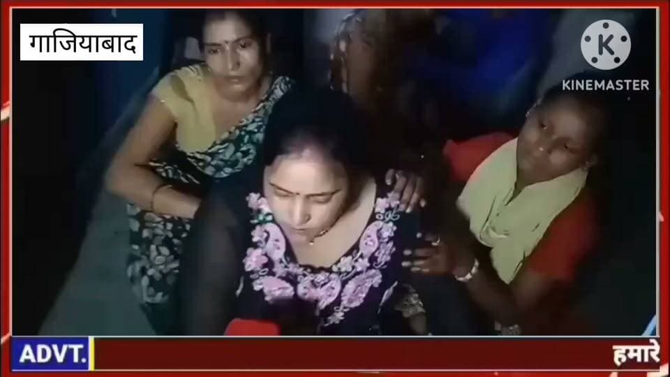 पुलिस की सख्ती और एसओजी जांच में खुला राज, अवैध संबंध के चलते पत्नी ने प्रेमी संग मिलकर की थी पति की गोली मारकर हत्या।
गाजियाबाद में एक सनसनीखेज हत्याकांड का खुलासा हुआ है, जिसमें पत्नी ने ही अपने प्रेमी के साथ मिलकर पति की जान ली और फिर शातिर तरीके से मामले को मोड़ने की कोशिश की।
प्राप्त जानकारी के अनुसार, लखीमपुर के रहने वाले अंशुल ने 10 वर्ष पूर्व निशा से प्रेम विवाह किया था और उसे लेकर गाजियाबाद के खोड़ा क्षेत्र में किराए पर रहने लगा था, जहां दोनों एक फैक्ट्री में सिलाई का काम करते थे। कुछ समय बाद अंशुल ने अपनी दीदी और जीजा को भी उसी फैक्ट्री में काम करने के लिए बुला लिया और अपनी ही बिल्डिंग में एक कमरा किराए पर दिलवा दिया। अंशुल जब नाइट शिफ्ट में ड्यूटी करता था, तब उसके जीजा का घर पर आना-जाना बढ़ा और इसी दौरान दोनों के बीच प्रेम प्रसंग शुरू हो गया।
कुछ दिन पहले अंशुल ने व्हाट्सएप पर कुछ आपत्तिजनक चैट देख ली थी, जिसके बाद उसे इस अवैध संबंध की जानकारी हुई। शर्मिंदगी के कारण उसने अपने जीजा से तो कुछ नहीं कहा, लेकिन अपनी पत्नी निशा को डांट दिया। इस बात से खफा होकर पत्नी ने अपने प्रेमी को पूरी बात बताई, जिसके बाद प्रेमी ने नया कट्टा खरीदा और 10 तारीख को गोली मारकर अंशुल की हत्या कर दी तथा मौके से फरार हो गया।
वारदात के बाद आरोपी पत्नी ने बड़ी चालाकी से गजब की रोने की एक्टिंग की और सारा शक व आरोप मकान मालिक पर मढ़ दिया। हालांकि, पुलिस कमिश्नर को महिला के ड्रामे पर शक हुआ और मामला SOG टीम को सौंप दिया गया। SOG टीम की पूछताछ में महिला ने सब कुछ सच उगल दिया। पुलिस ने त्वरित कार्रवाई करते हुए मृतका की पत्नी निशा और उसके प्रेमी को गिरफ्तार कर जेल भेज दिया है।