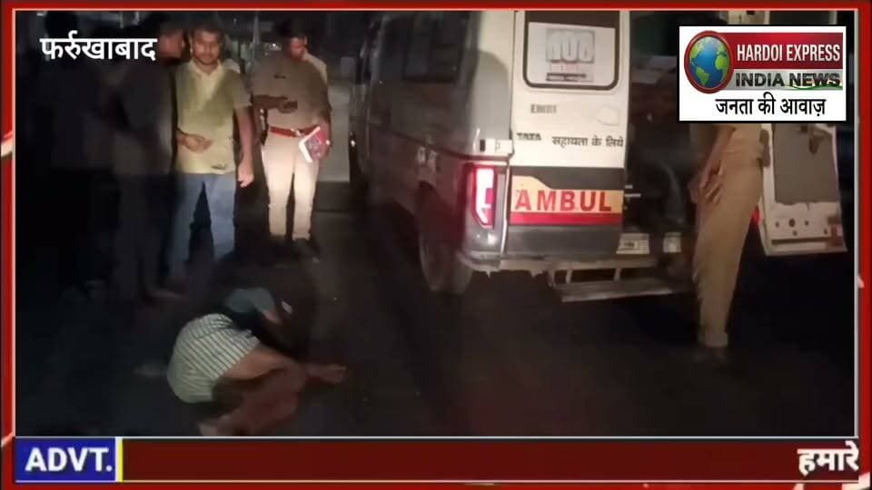 राजेपुर चौराहे पर अज्ञात वाहन की टक्कर से बाइक सवार गंभीर, लोहिया अस्पताल रेफर
अलीगढ़ भट्टे पर मजदूरी करने जा रहा था युवक, हादसे के बाद चालक वाहन लेकर फरार।
राजेपुर (फर्रुखाबाद):राजेपुर चौराहे पर शनिवार को अज्ञात वाहन की टक्कर से बाइक सवार युवक गंभीर रूप से घायल हो गया। हादसे के बाद मौके पर ग्रामीणों की भारी भीड़ जुट गई। सूचना पर पहुंची पुलिस ने घायल को 108 एंबुलेंस की मदद से सामुदायिक स्वास्थ्य केंद्र (सीएचसी) राजेपुर में भर्ती कराया। हालत गंभीर होने पर डॉक्टरों ने प्राथमिक उपचार के बाद उसे जिला अस्पताल लोहिया रेफर कर दिया।
जानकारी के अनुसार, कायमगंज निवासी प्रवेश पुत्र राजेंद्र सिंह अलीगढ़ स्थित ईंट-भट्टे पर मजदूरी करता है। वह किसी काम से राजेपुर आया था और वापस भट्टी पर जा रहा था। इसी दौरान राजेपुर चौराहे पर अज्ञात वाहन ने उसकी बाइक में जोरदार टक्कर मार दी, जिससे वह गंभीर रूप से घायल हो गया। हादसे के बाद चालक मौका पाकर वाहन समेत फरार हो गया।
ग्रामीणों की सूचना पर थाना पुलिस तत्काल मौके पर पहुंची और घायल को अस्पताल पहुंचाने की व्यवस्था की। सीएचसी में प्राथमिक उपचार के बाद डॉक्टर हिमांशु राजपूत ने प्रवेश की गंभीर हालत को देखते हुए उसे जिला अस्पताल लोहिया के लिए रेफर कर दिया।
