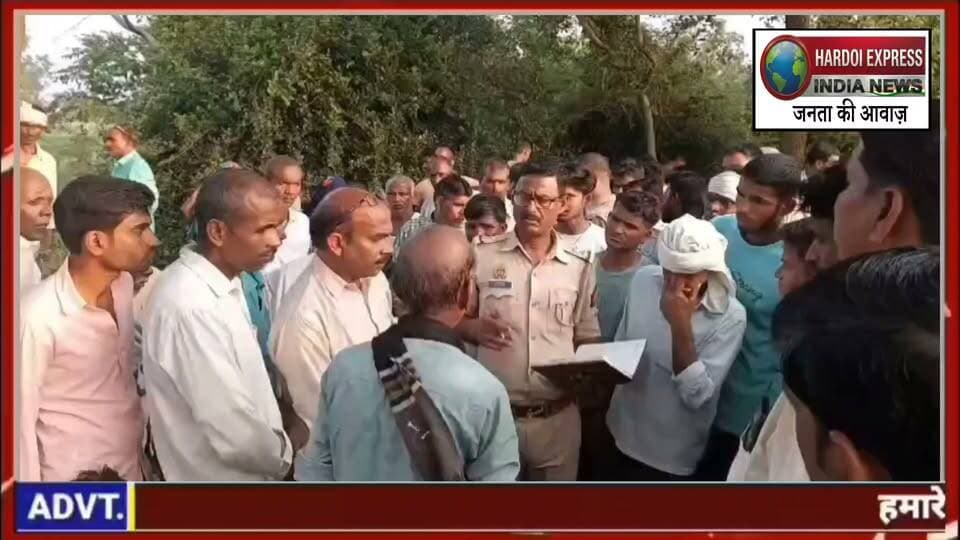 राजपुर क्षेत्र में मिला 28 वर्षीय युवक का शव, पेड़ से लटका मिला फंदा
शादी के महज 6 महीने बाद युवक की संदिग्ध परिस्थितियों में मौत, परिवार में मचा कोहराम; जांच में जुटी पुलिस।
राजपुर:थाना क्षेत्र के कड़कका की मड़ैया में रविवार को 28 वर्षीय युवक का शव पेड़ से लटका मिलने से पूरे गांव में हड़कंप मच गया। मृतक की पहचान आशीष उर्फ बहादुर पुत्र सुखपाल के रूप में हुई है। घटना की जानकारी मिलते ही परिवार में कोहराम मच गया और मां समेत अन्य परिजनों का रो-रोकर बुरा हाल है।
जानकारी के अनुसार, आशीष पंजाब जाने की तैयारी कर रहा था और रेलवे स्टेशन भी गया था, लेकिन ट्रेन नहीं मिलने के कारण घर लौट आया था। परिजनों के मुताबिक, वह शाम को दोबारा पंजाब जाने की फिराक में था और इसी बीच घर से निकल गया। कुछ देर बाद जब गांव के बच्चे बकरियां चराने मोहद्दीपुर बगिया की ओर पहुंचे, तो उन्होंने आशीष को एक पेड़ पर अंगोछे के सहारे लटका हुआ देखा।
बच्चों की सूचना पर परिजन और ग्रामीण मौके पर पहुंचे। सूचना मिलते ही उपनिरीक्षक जगदीश वर्मा पुलिस टीम के साथ घटनास्थल पर पहुंचे और शव को नीचे उतरवाकर पोस्टमार्टम के लिए भेज दिया। पुलिस का कहना है कि मौत के कारणों का फिलहाल पता नहीं चल सका है और मामले की जांच की जा रही है।
बताया गया कि आशीष की शादी 8 मई 2026 को शिवानी (24) के साथ हुई थी, और घटना के समय उसकी पत्नी घर पर मौजूद नहीं थी। आशीष छह भाइयों और चार बहनों में चौथे नंबर का था तथा पेंटर का काम करके परिवार का भरण-पोषण करता था। शादी के महज 6 महीने बाद हुई इस घटना से पत्नी शिवानी का सुहाग उजड़ गया और परिवार पर दुखों का पहाड़ टूट पड़ा है। गांव में भी शोक का माहौल है। मौत की असली वजह पोस्टमार्टम रिपोर्ट और पुलिस जांच के बाद ही स्पष्ट हो सकेगी।