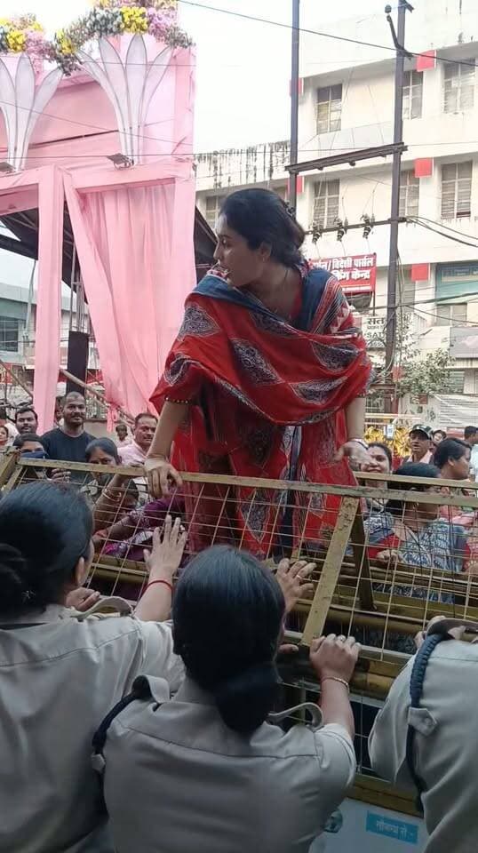 भाजपा महिला मोर्चा ने कांग्रेस कार्यालय का किया घेराव
#viral #24satnanews#satna mp#