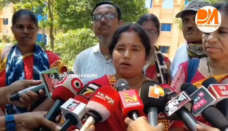 ସରକାରୀ ମାନ୍ୟତା, ମାସିକ ୩୦,୦୦୦ ଟଙ୍କା ପାରିଶ୍ରମିକ ଏବଂ ବକେୟା ପ୍ରୋତ୍ସାହନ ରାଶି ପ୍ରଦାନ ସହ ୧୦ ଦଫା ଦାବି ପୂରଣ ପାଇଁ ମାଲକାନଗିରି ବସଷ୍ଟାଣ୍ଡରୁ ଜିଲ୍ଲାପାଳଙ୍କ କାର୍ଯ୍ୟାଳୟ ପର୍ଯ୍ୟନ୍ତ ଗର୍ଜିଲେ ଅଙ୍ଗନୱାଡ଼ି କର୍ମଚାରୀ।
#DailyMalkangiri #MalkangiriNews #AnganwadiProtest #OdishaGovernment