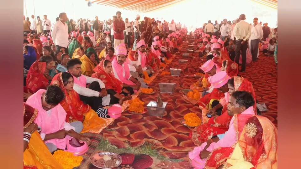 पॉलिटेक्निक कॉलेज में सामूहिक विवाह समारोह, मंत्रोच्चारण के बीच परिणय सूत्र में बंधे जोड़े, DM ने नवविवाहित जोड़ों को अपने हाथों से भेंट किए उपहार, समारोह में उमड़ी भीड़
आजमगढ़
https://abckhabar.in/?p=8891