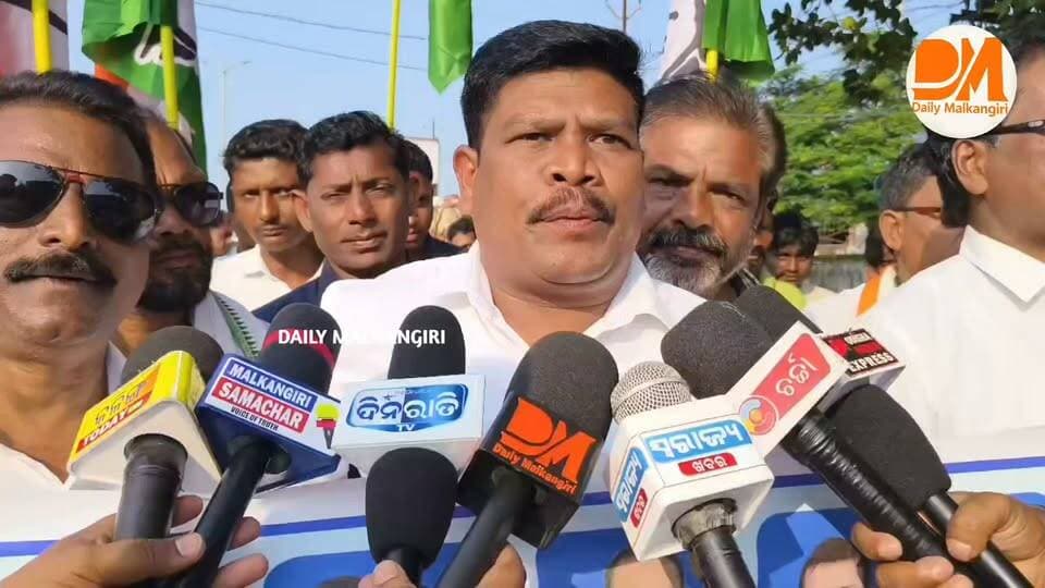 ମାଲକାନଗିରିରେ ବନ୍ଦର ପ୍ରଭାବ I
୪ ଦଫା ଦାବି ନେଇ କଂଗ୍ରେସ ଓ ସହଯୋଗୀ ଦଳ ପକ୍ଷରୁ ବନ୍ଦ ପାଳନ। ମାଲକାନଗିରି ଜିଲ୍ଲାର ବିଭିନ୍ନ ସ୍ଥାନରେ ପିକେଟିଂ ସହ ଦୋକାନ ବଜାର ଓ ଯାନବାହନ ଚଳାଚଳ ପ୍ରଭାବିତ।
#Malkangiri #BandhEffect #OdishaNews #MalkangiriNews #Congress