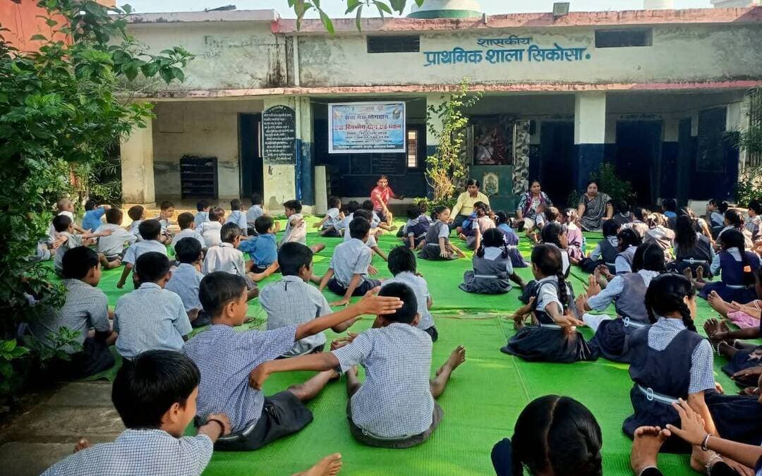 सेवा संकल्प अभियान ।। जिले में योग एवं ध्यान सत्रों का हो रहा आयोजन, 1,627 लोगों ने लिया लाभ।
जिले के आयुष्मान आरोग्य मंदिरों में आयोजित किए जा रहे योग एवं ध्यान सत्र में योग, प्राणायाम और ध्यान के माध्यम से स्वस्थ जीवनशैली अपनाने के लिए किया जा रहा जागरूक।
#सेवा_संकल्प_अभियान #yoga #sewasankalapabhiyan