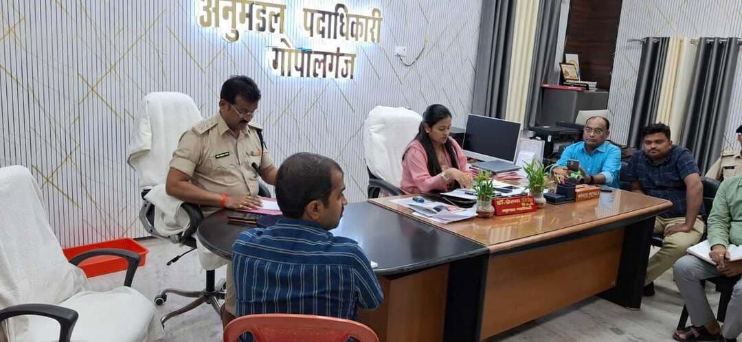 🙏 पर्व-त्योहारों को लेकर प्रशासन सतर्क
गोपालगंज अनुमंडल कार्यालय में अनुमंडल पदाधिकारी डॉ. प्रेरणा सिंह की उपस्थिति में शांति समिति की बैठक आयोजित की गई। बैठक में पर्व-त्योहारों के दौरान विधि-व्यवस्था, शांति एवं सामाजिक सौहार्द बनाए रखने को लेकर समीक्षा की गई।
प्रशासन ने सभी लोगों से आपसी भाईचारे एवं सद्भाव के साथ त्योहार मनाने तथा शांति व्यवस्था बनाए रखने में सहयोग करने की अपील की।
#Gopalganj #PeaceCommittee #LawAndOrder #SocialHarmony #SamratChoudhary #InformationAndPublicRelationsDepartment