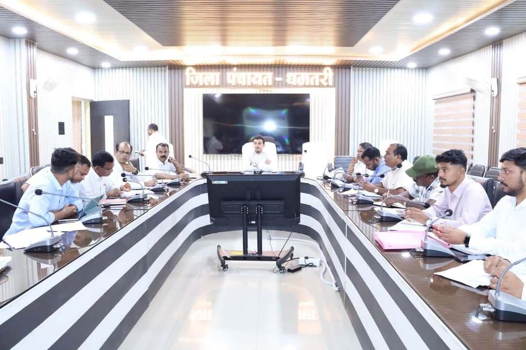 सीईओ जिला पंचायत श्री जयंत नाहटा ने 'हमर गांव हमर शाला' कार्यक्रम की प्रगति की समीक्षा बैठक ली।
उन्होंने प्राथमिक शिक्षा में सुधार, बच्चों के सीखने के स्तर को बेहतर बनाने और सामुदायिक सहभागिता बढ़ाने के उद्देश्य से सम्बन्धित अधिकारीयों को समय-सीमा में कार्य पूर्ण करने एवं अंतर-विभागीय समन्वय के निर्देश दिए।
#dhamtari
CMO Chhattisgarh DPR Chhattisgarh
